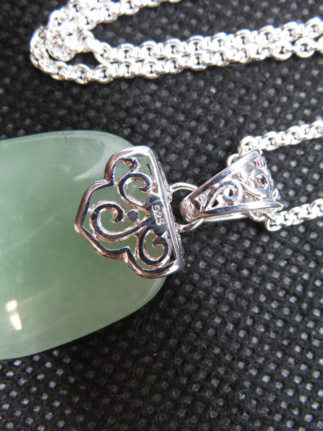 Jade and silver pendant on 20" silver chain 15.5g - Image 3 of 3