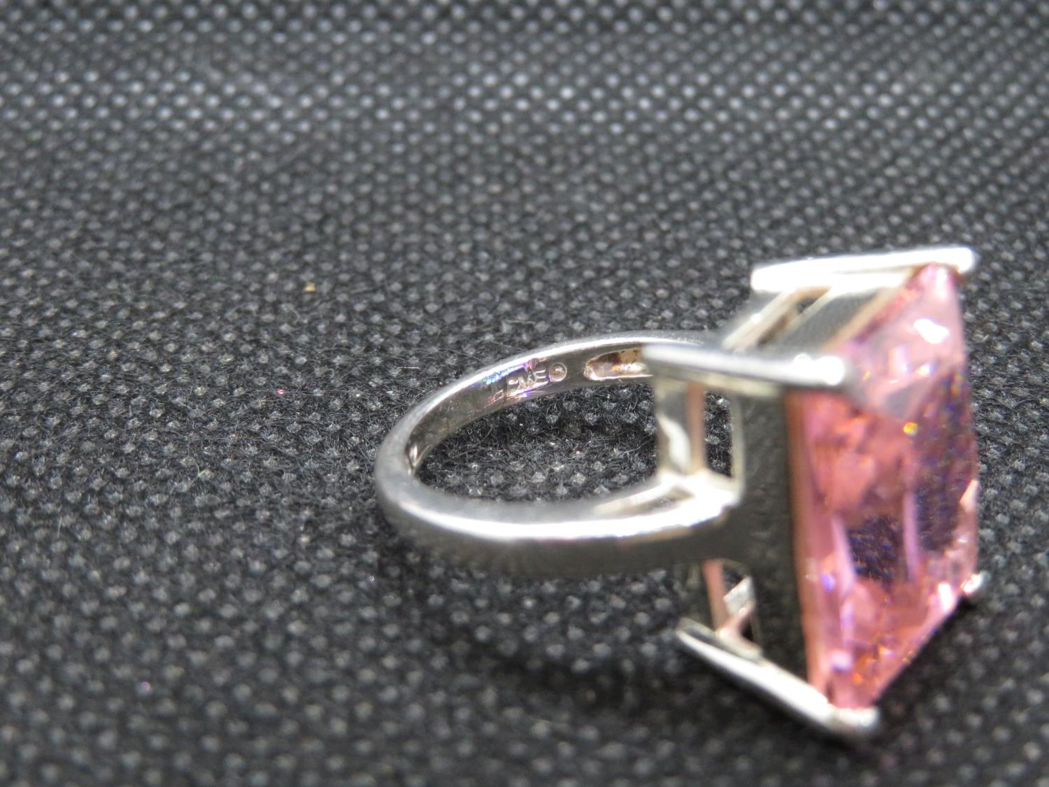 Silver bling ring set with large pink stone 9.5g size M - Image 3 of 3