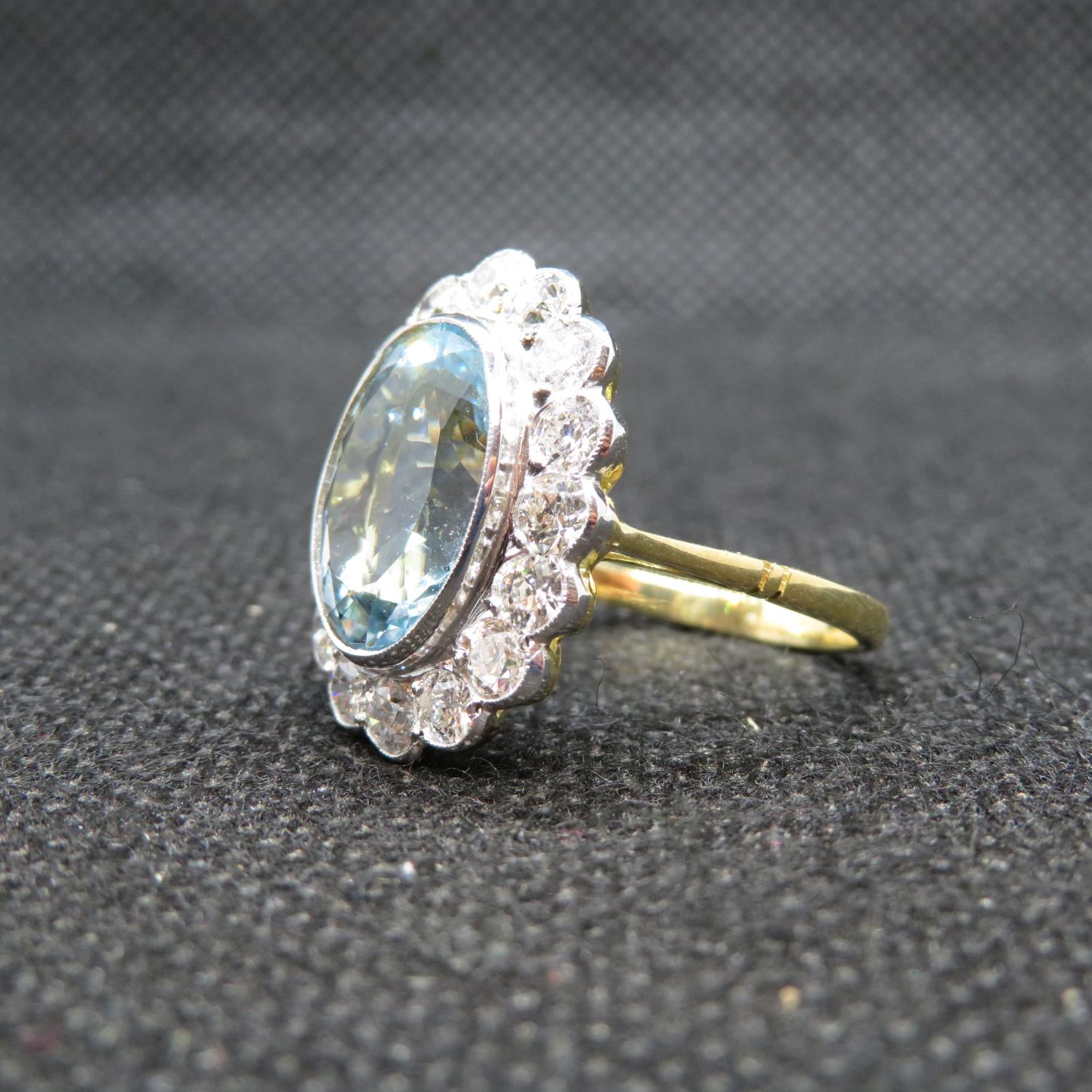 Stunning 18ct gold cluster ring centre oval aquamarine approx 5cts with 16 brilliant cut diamonds - Image 2 of 3