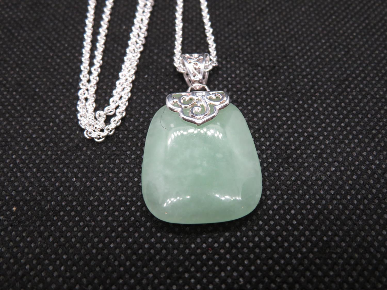 Jade and silver pendant on 20" silver chain 15.5g - Image 2 of 3