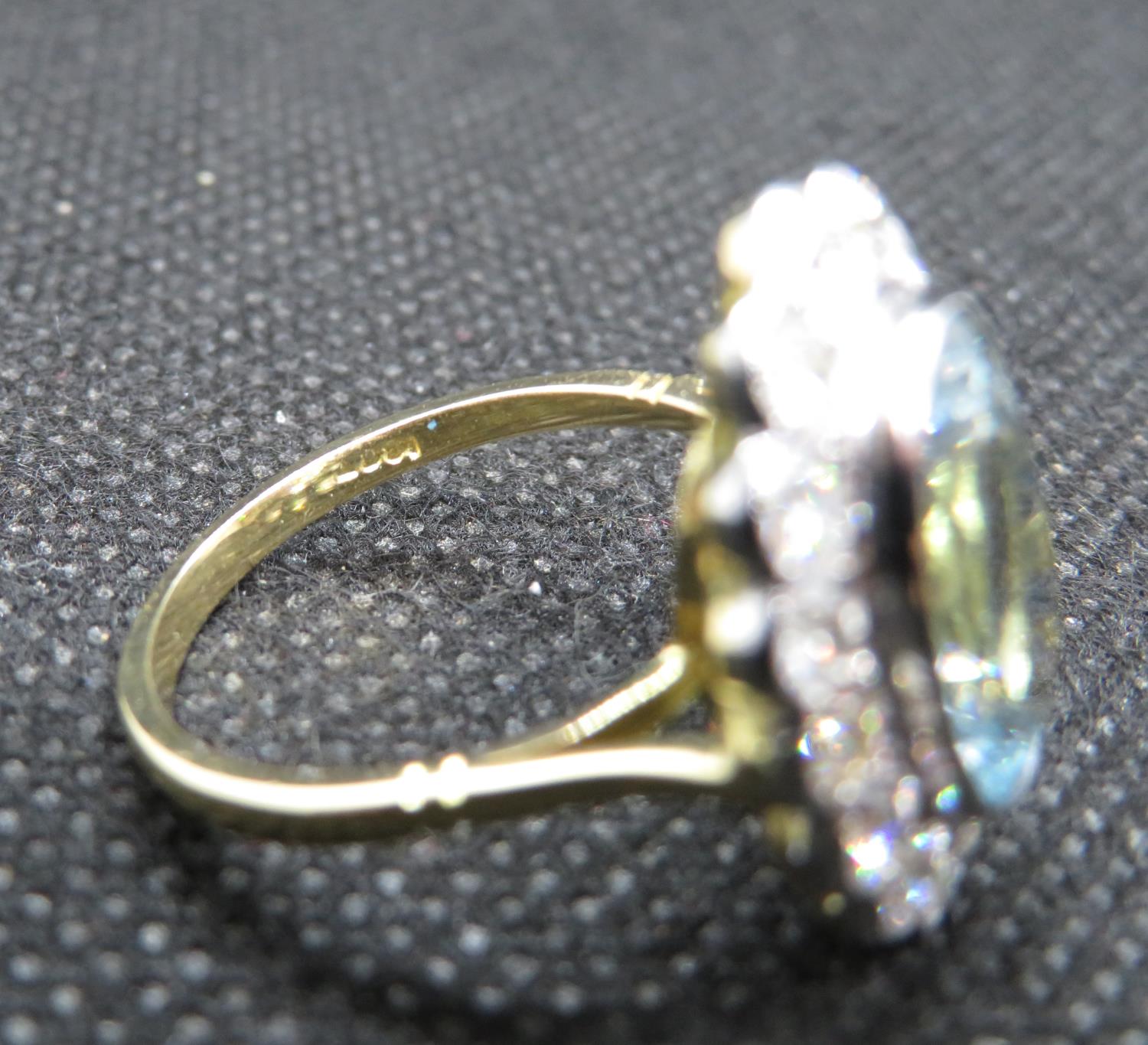 Stunning 18ct gold cluster ring centre oval aquamarine approx 5cts with 16 brilliant cut diamonds - Image 3 of 3