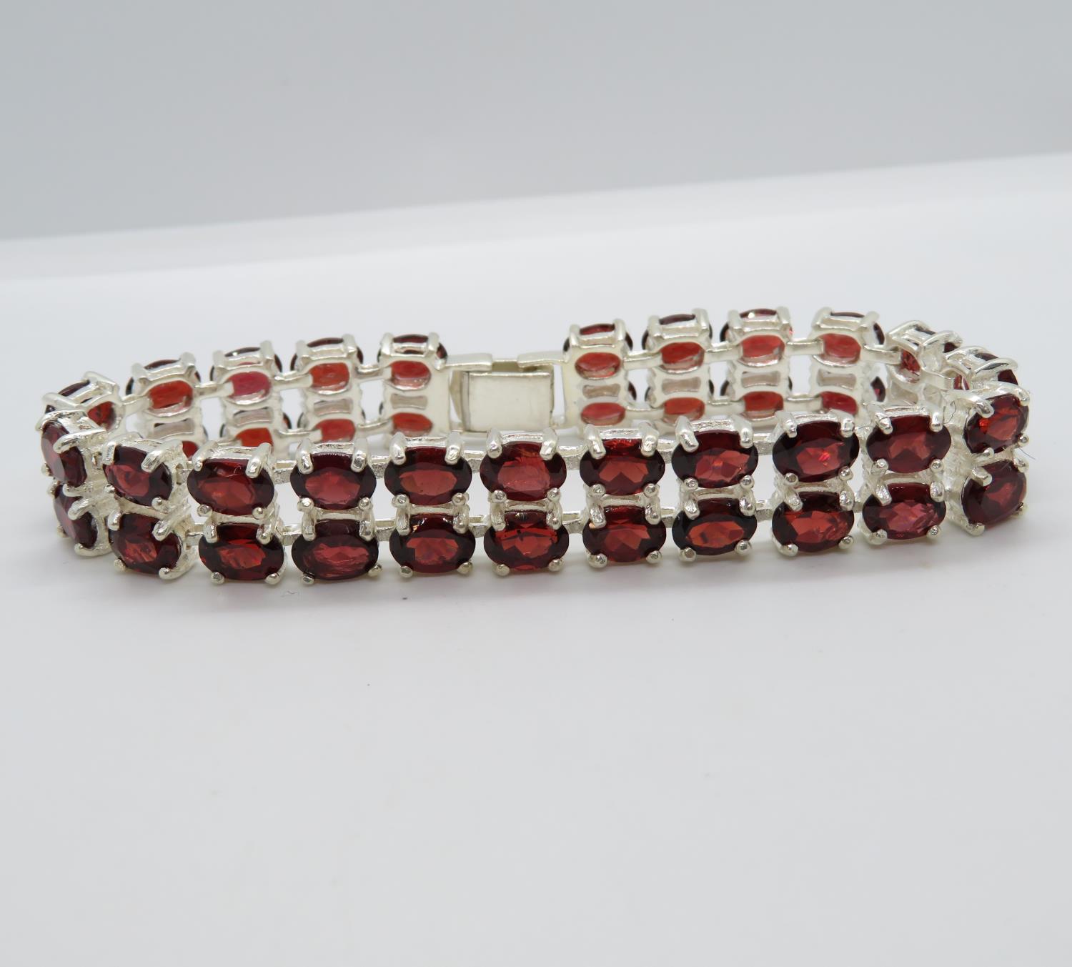 Vintage silver bracelet with over 40cts of garnet 30g