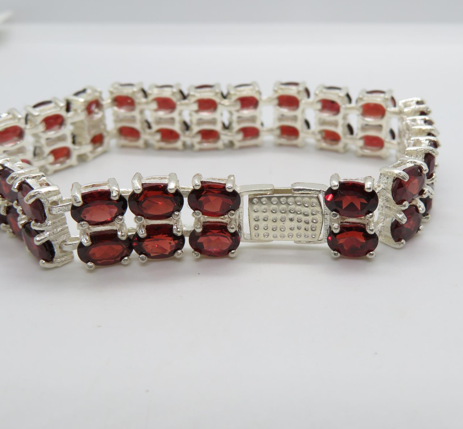 Vintage silver bracelet with over 40cts of garnet 30g - Image 2 of 2