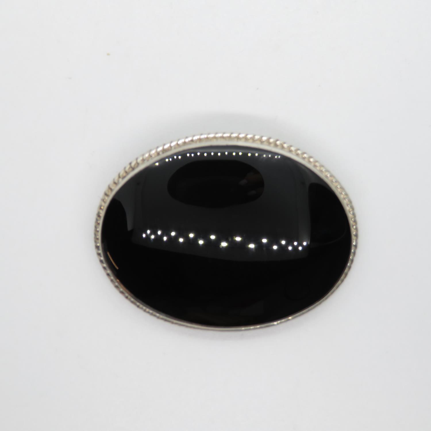 Silver brooch set with large oval black onyx stone Sheffield 1994 13.9g