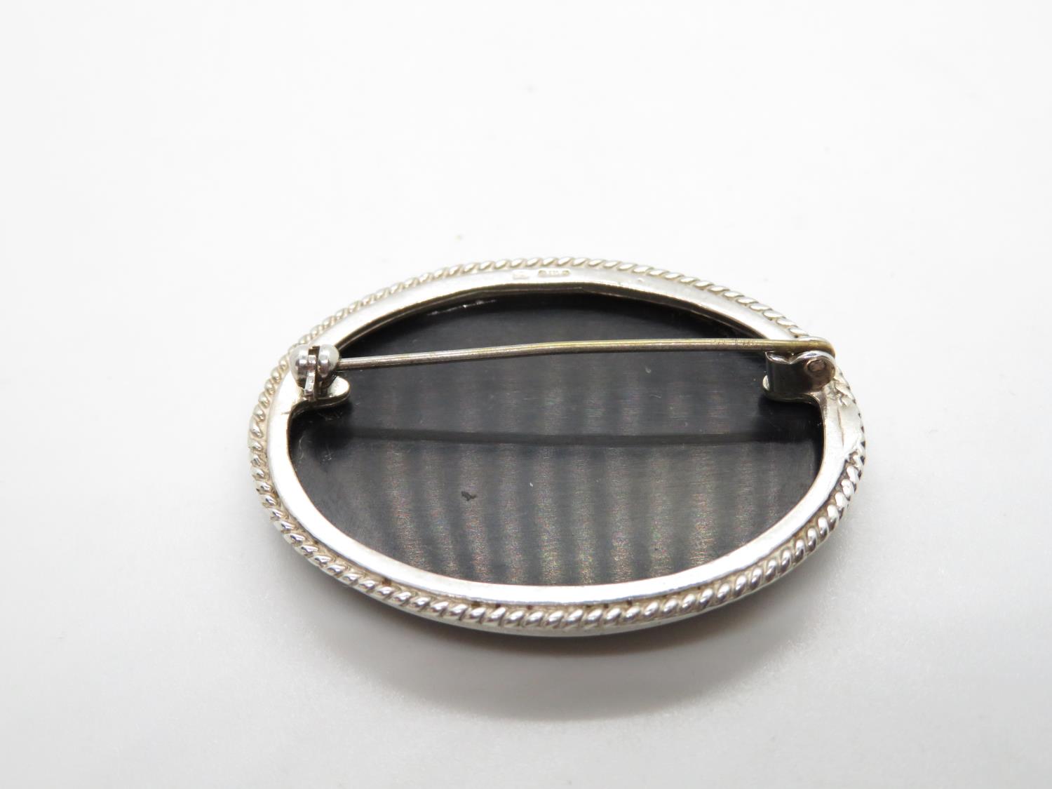 Silver brooch set with large oval black onyx stone Sheffield 1994 13.9g - Image 3 of 3