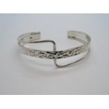Arts and Crafts style silver bangle 18g