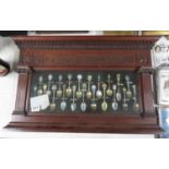 Highly carved spoon collector's cabinet with 21x silver and enamelled spoons