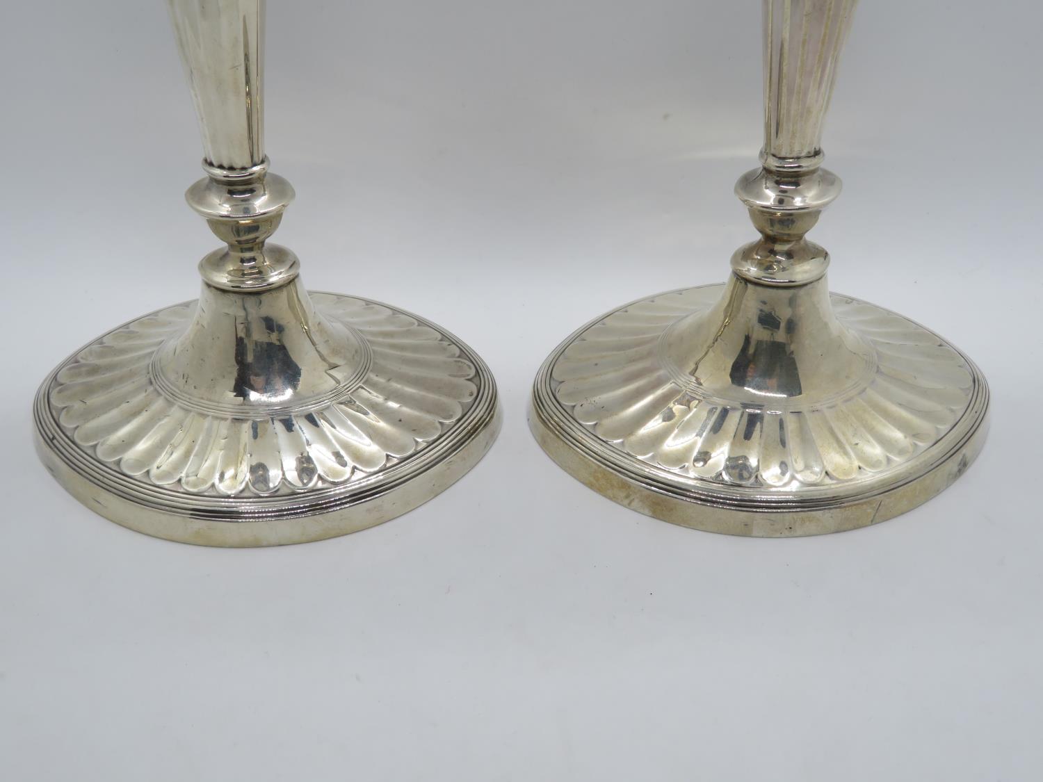 Set of 8" fully HM silver candlesticks London makers date Letter R - Image 2 of 3