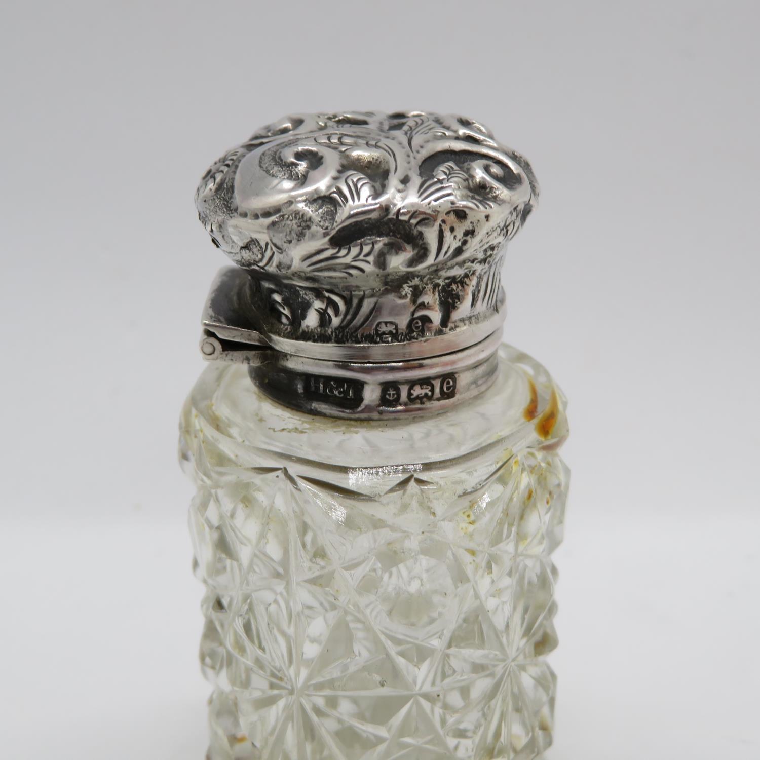 Edwardian silver and cut crystal scent bottled Hilliard and Thomason Birmingham 1904 glass stopper - Image 2 of 2