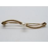 9ct brooch with central pearl 1.8g