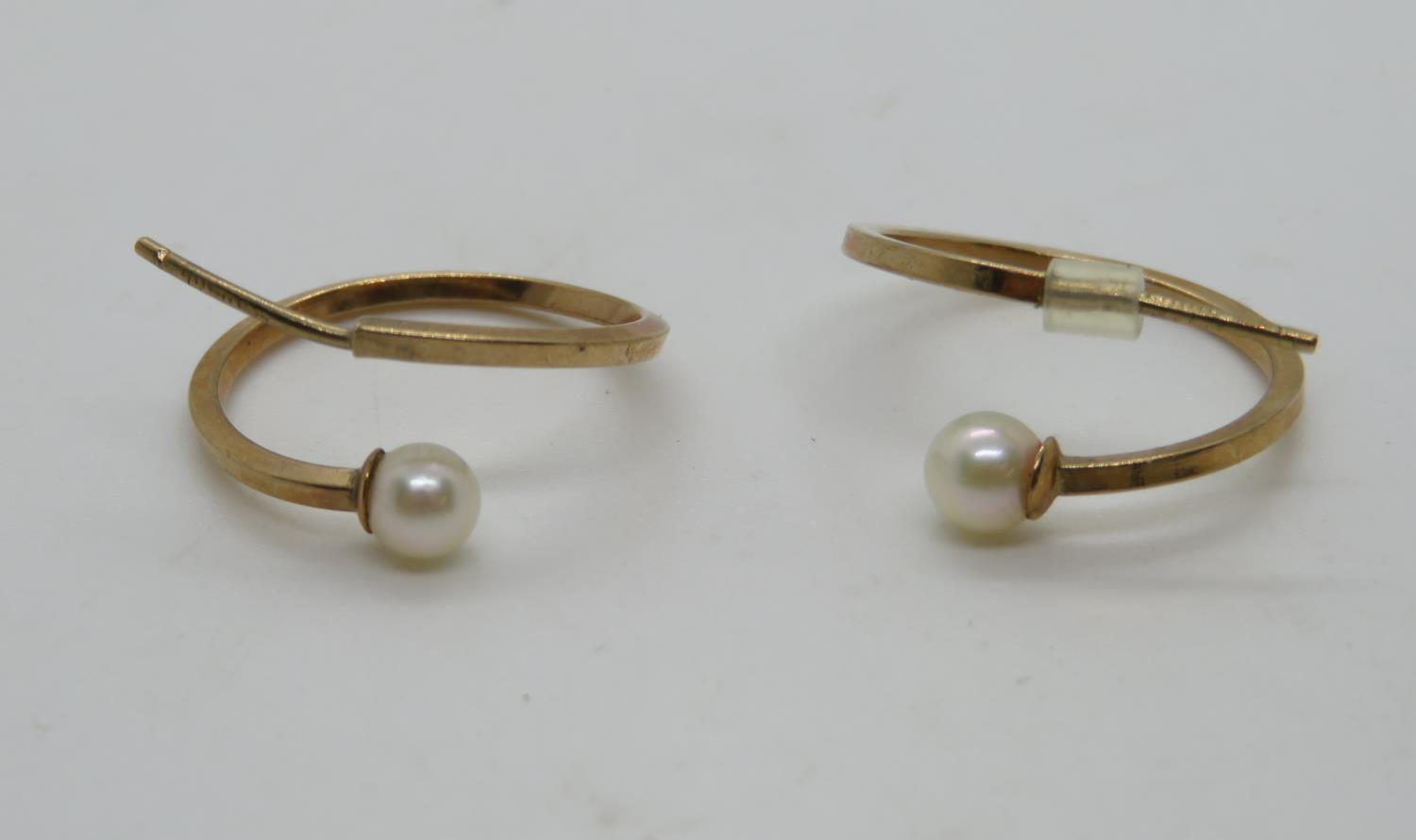 9ct gold and pearl earrings 1.5g