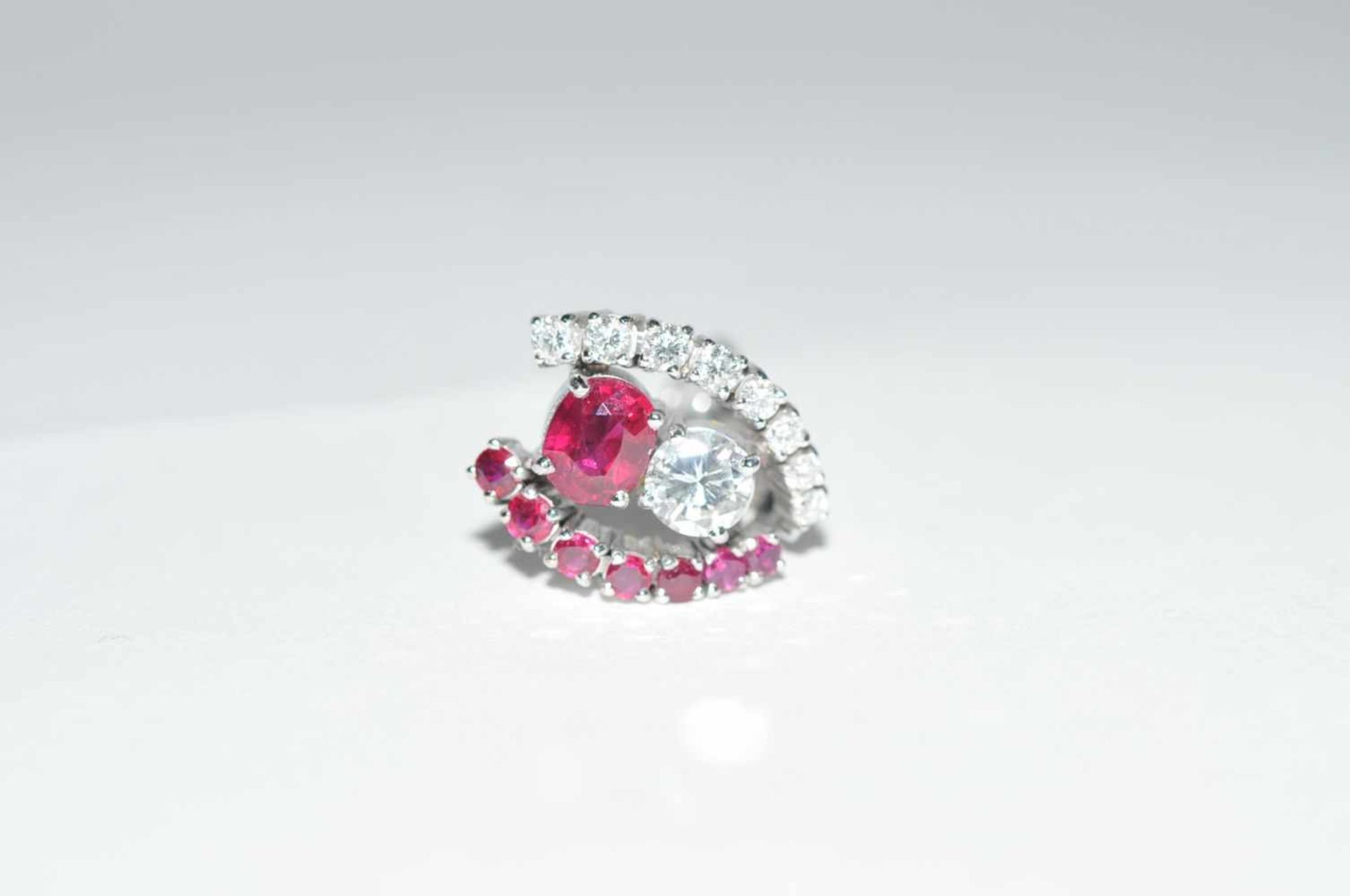 Brilliant ruby ​​ear clips14kt white gold Ear clips, each with a diamond approx. 0,8ct, and diamonds - Bild 3 aus 3