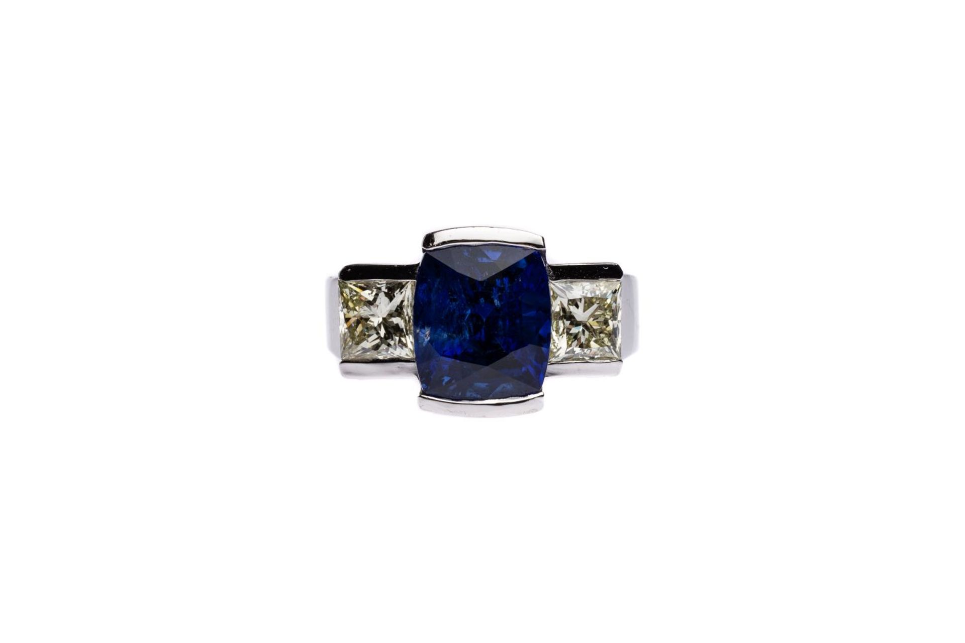 Diamond ring with sapphire18kt white gold ring with 2 princess-cut diamonds, total carat weight - Bild 2 aus 3