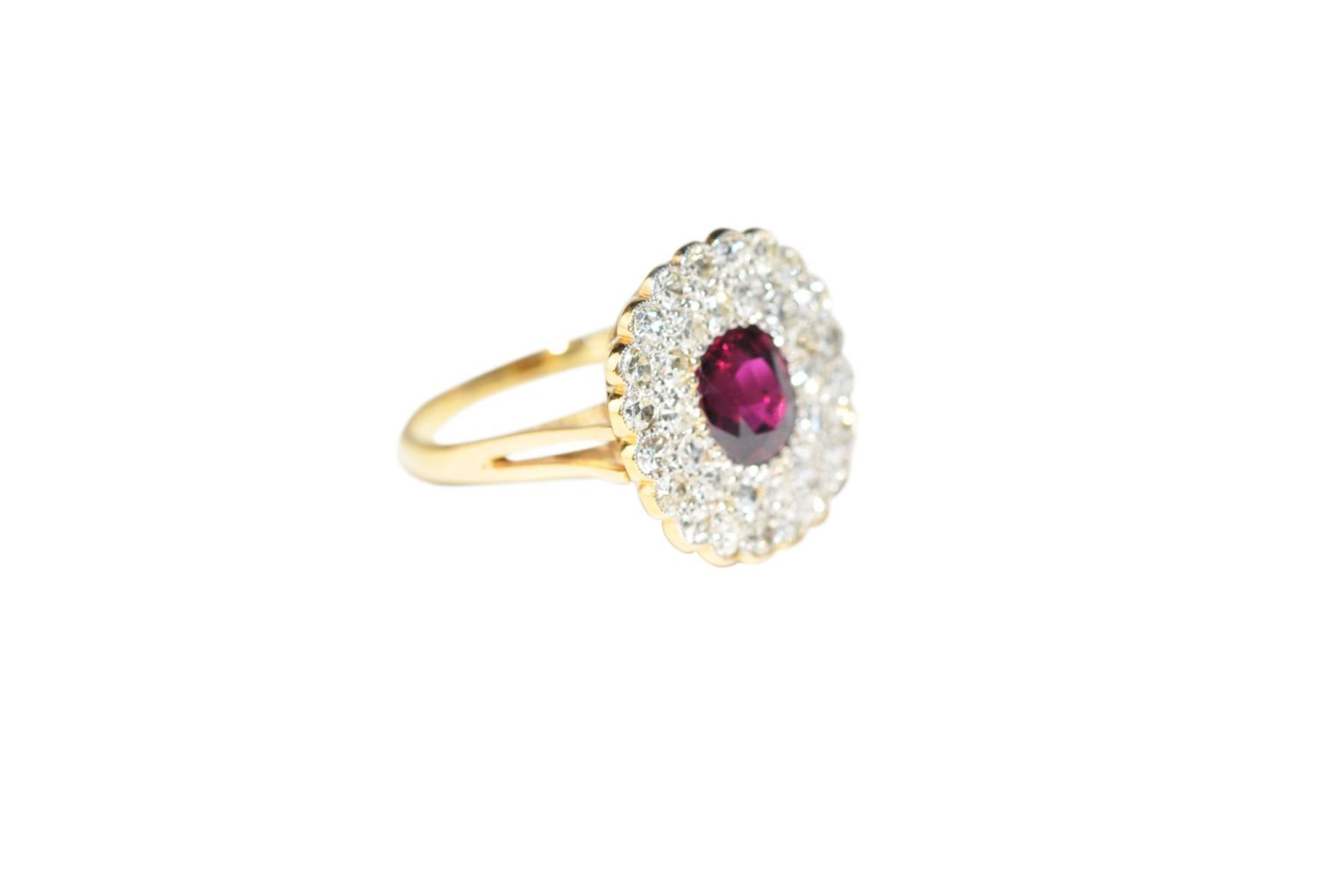 Brilliant ring with ruby ​​untreated14Kt gold ring with diamonds total carat weight approx. 0. - Bild 2 aus 3