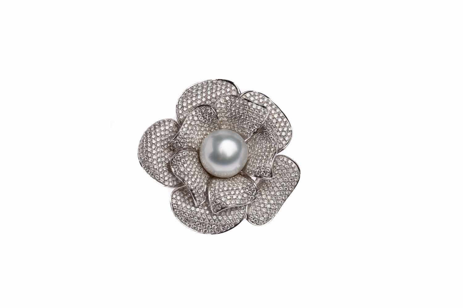 Flowers brooch18k white gold Brooch/pendant with diamonds total carat weight approx. 3.76 ct, and