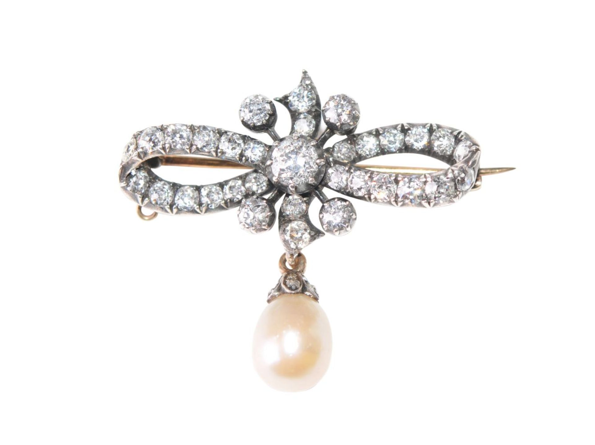 Diamond brooch with oriental pearl14Kt gold Brooch with old cut diamonds total carat weight