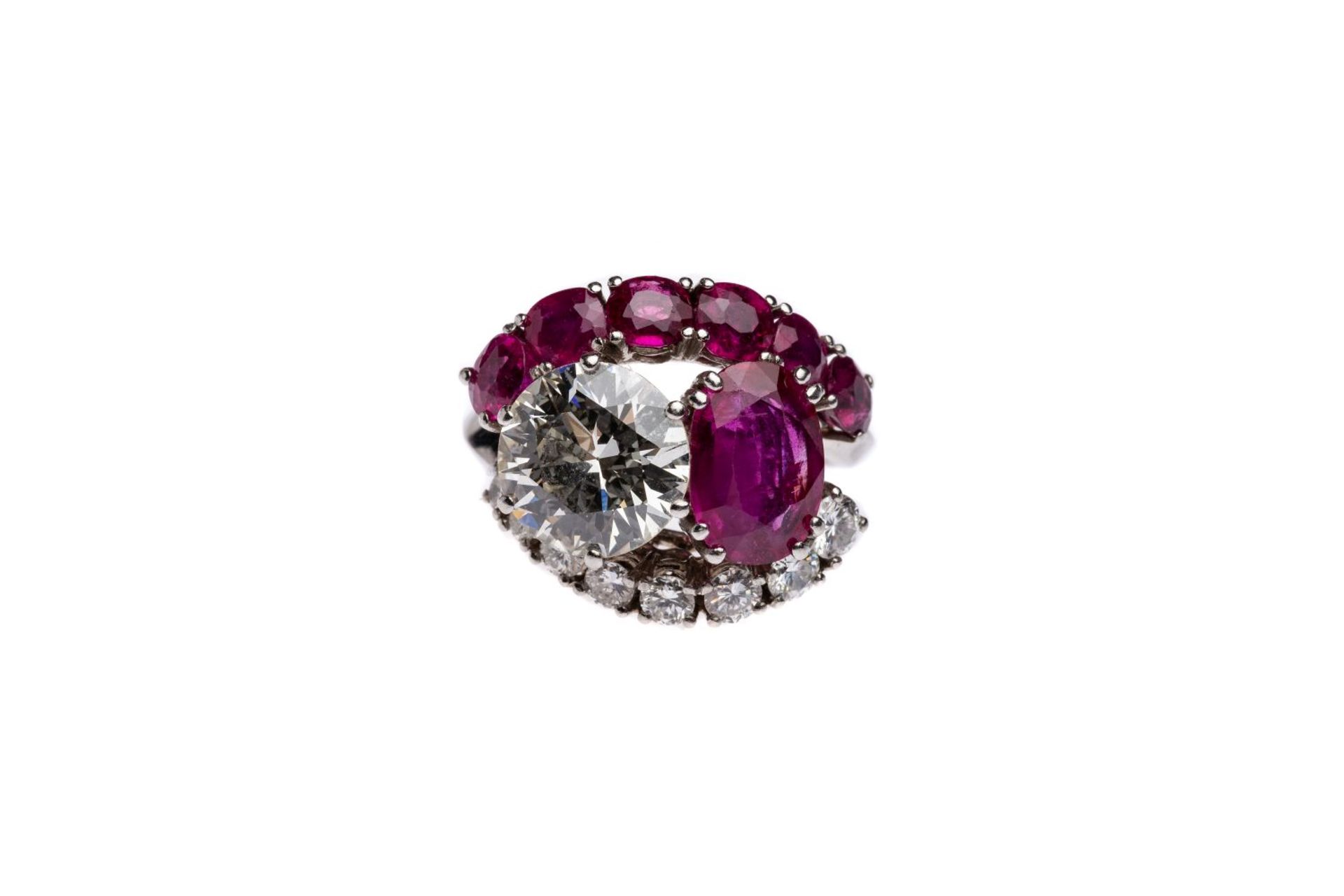 Brilliant ring with ruby14Kt white gold Ring with a brilliant cut diamond approx. 3 ct, and 8