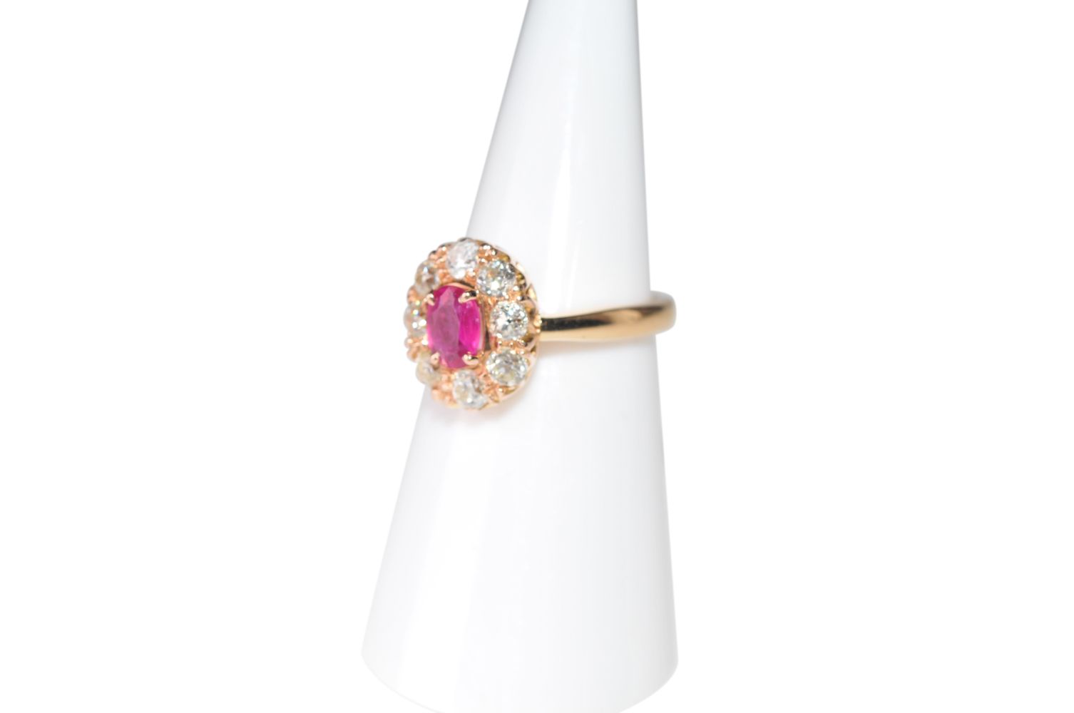 Brilliant ring with ruby ​​untreated18Kt gold ring with diamonds total carat weight approx. 0.8ct,
