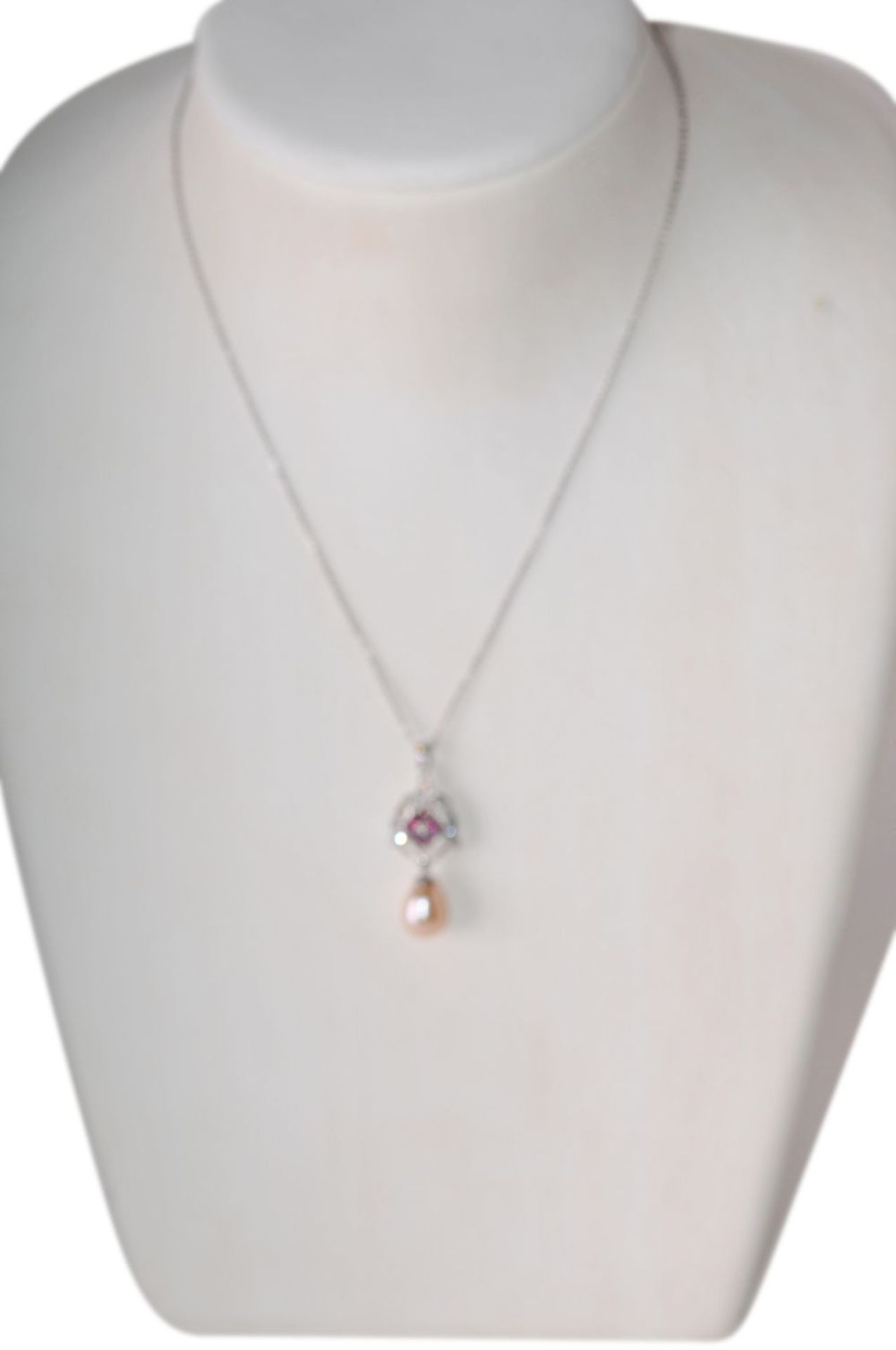 Pendant with chainWhite gold pendant, 18kt, with diamonds approx. 0.27ct, a ruby, approx. 0.27ct and