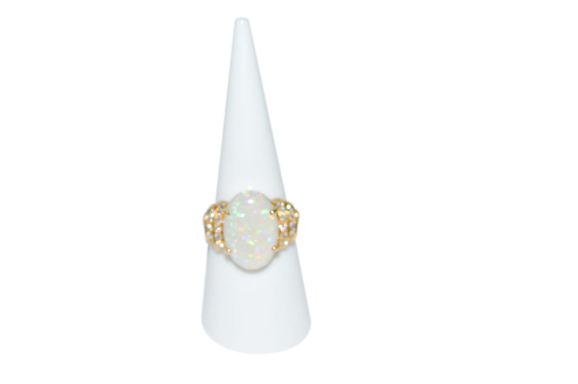 Brilliant ring with opal18Kt gold ring with diamonds total carat weight approx. 0.28ct and an