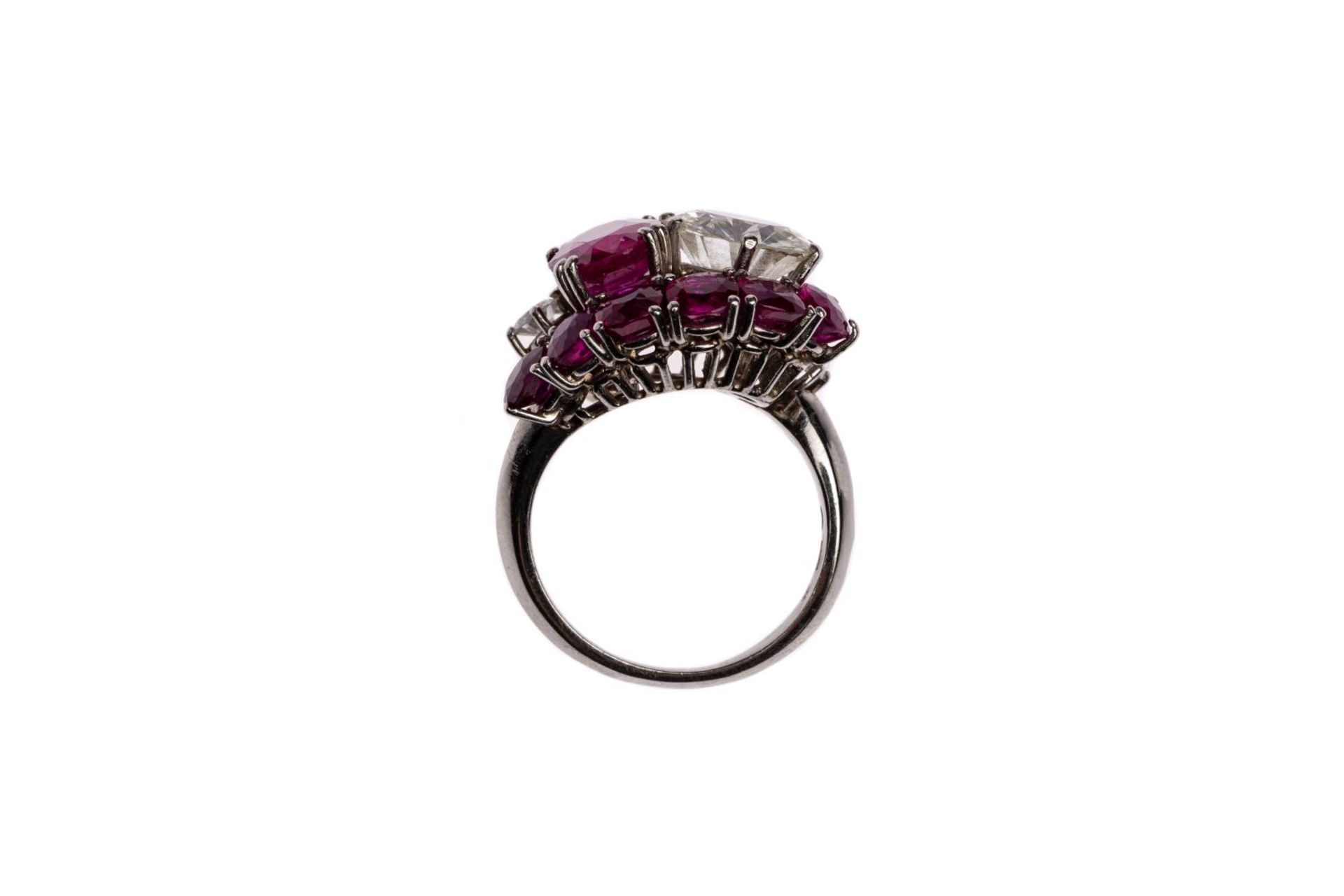 Brilliant ring with ruby14Kt white gold Ring with a brilliant cut diamond approx. 3 ct, and 8 - Bild 2 aus 3