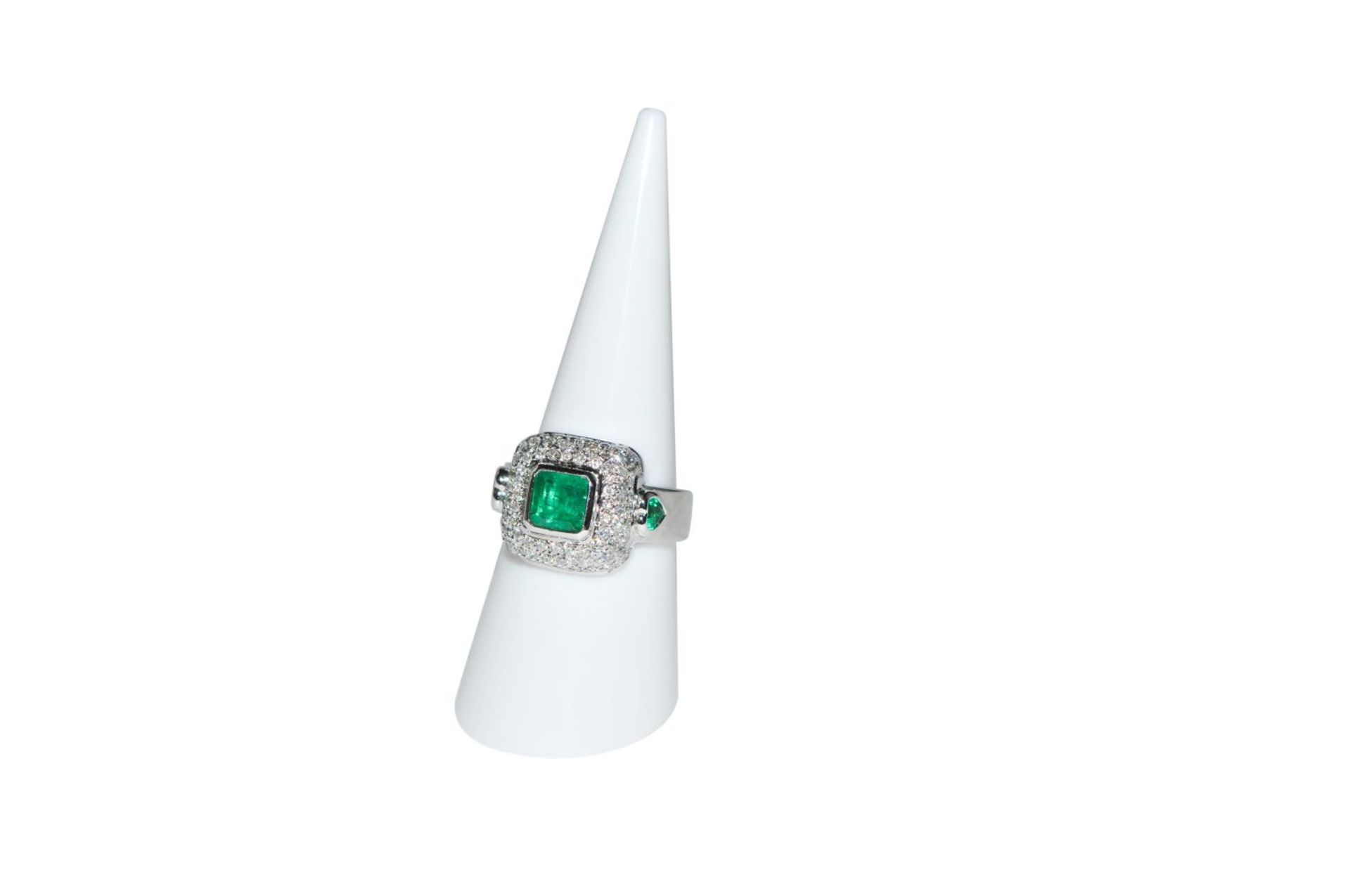 Brilliant ring with emerald18kt white gold ring with brilliants, total carat weight approx. 0.87ct