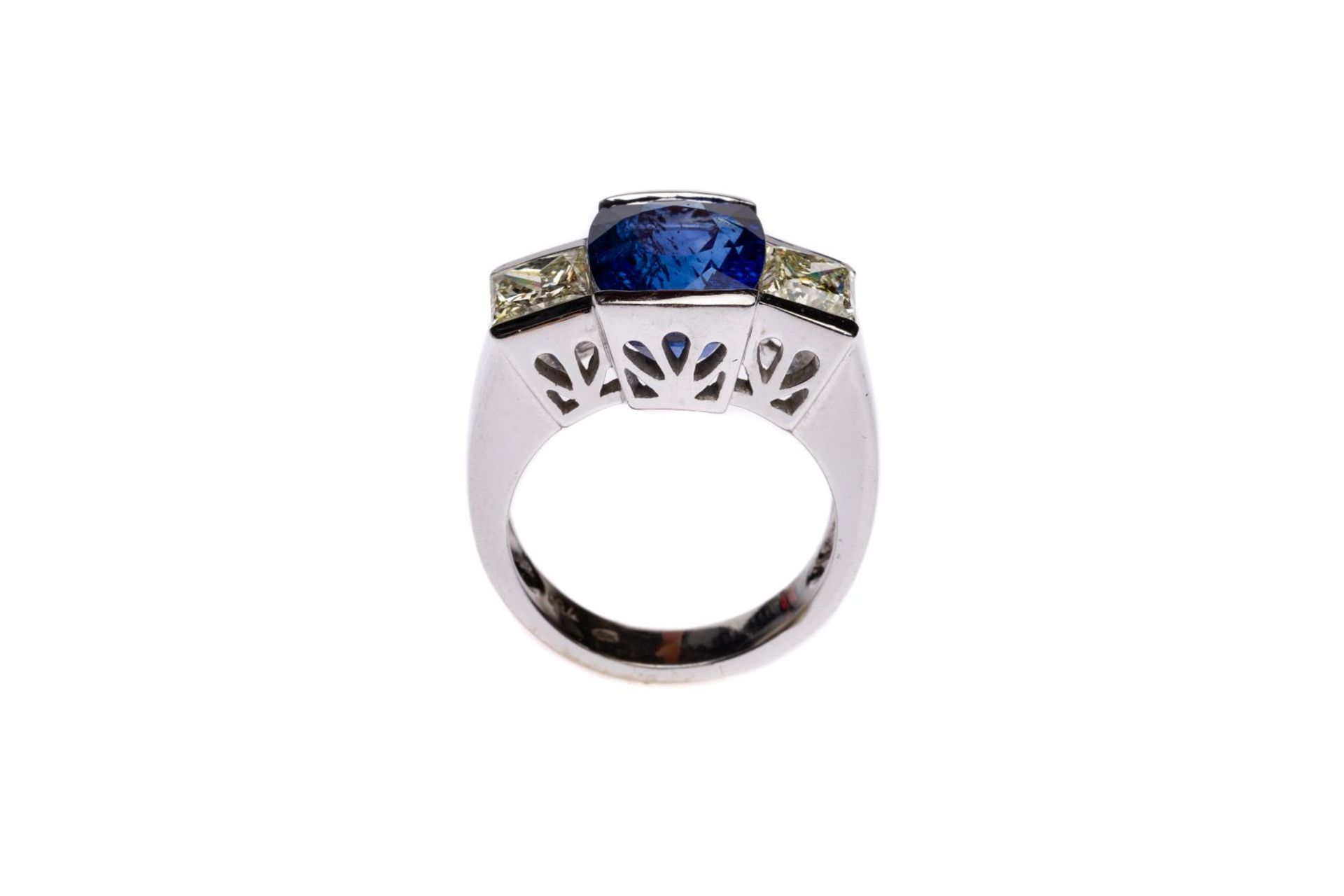 Diamond ring with sapphire18kt white gold ring with 2 princess-cut diamonds, total carat weight
