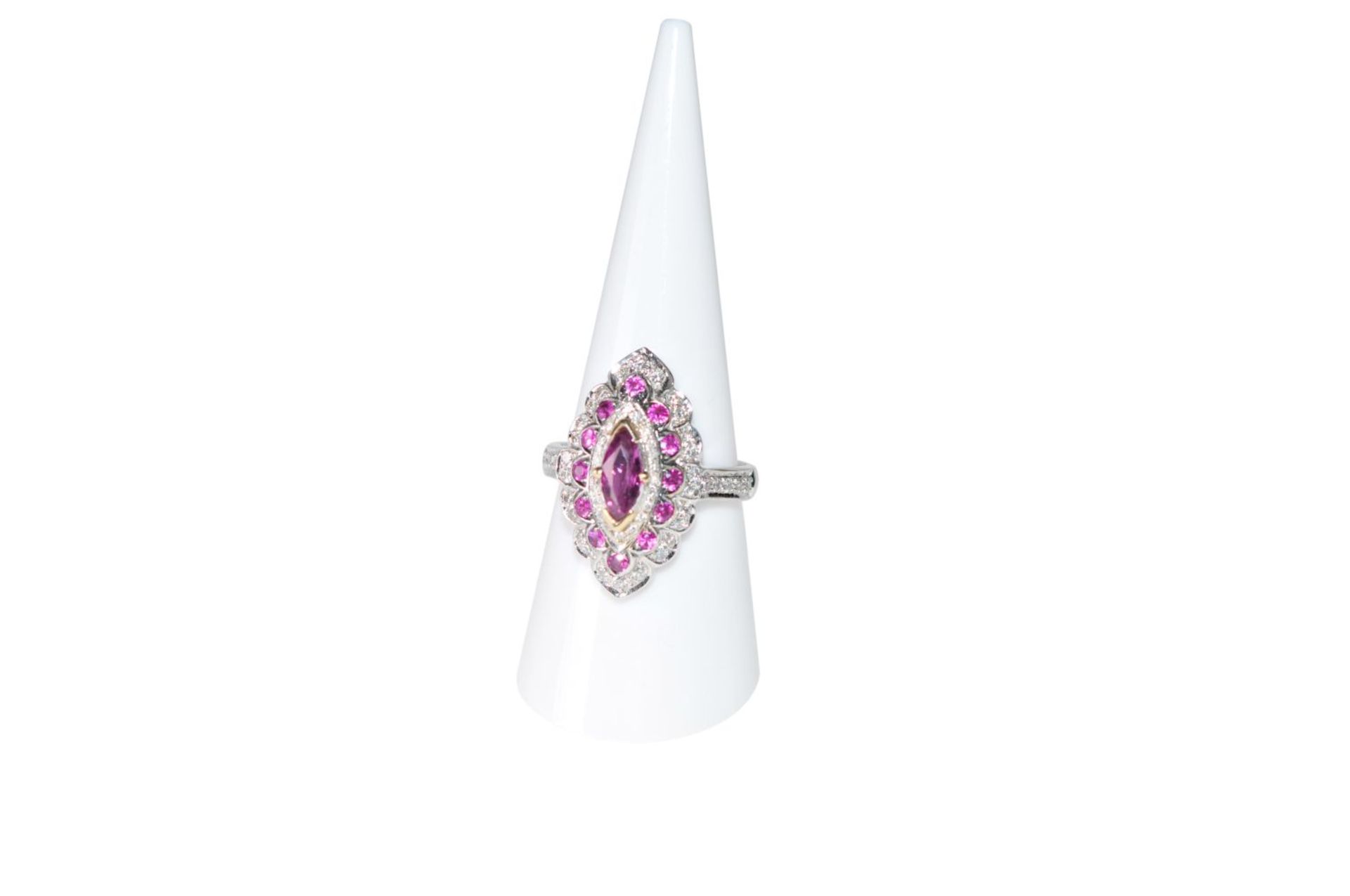 Brilliant ring with ruby18Kt white gold ring with diamonds total carat weight approx. 0.54ct,