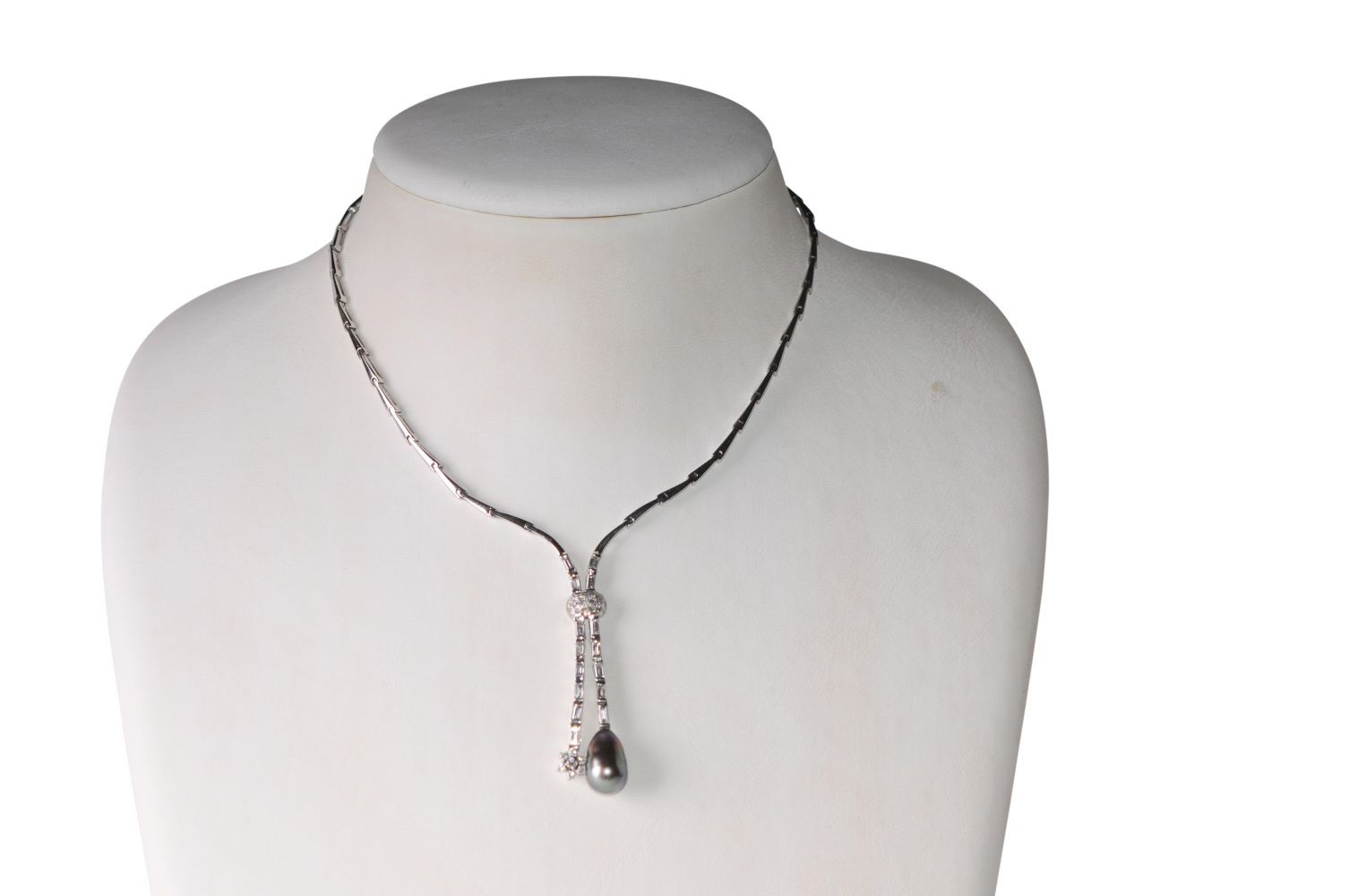 Diamond necklace18Kt white gold necklace with brillants and diamonds total carat weight approx. 1.