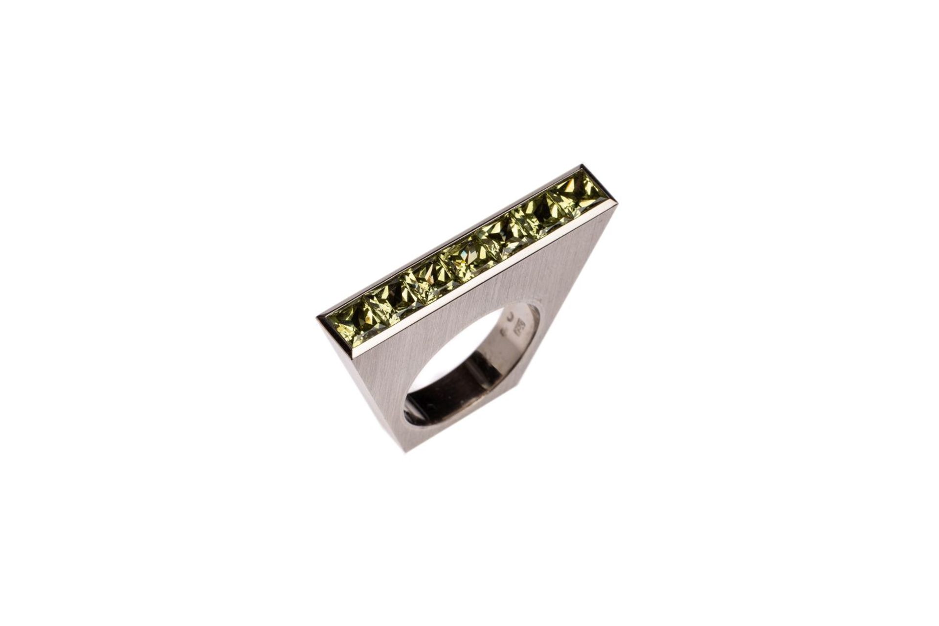 Cocktail ring18kt white gold ring with a Peridot total carat weight approx. 3.75 ct, total weight 15