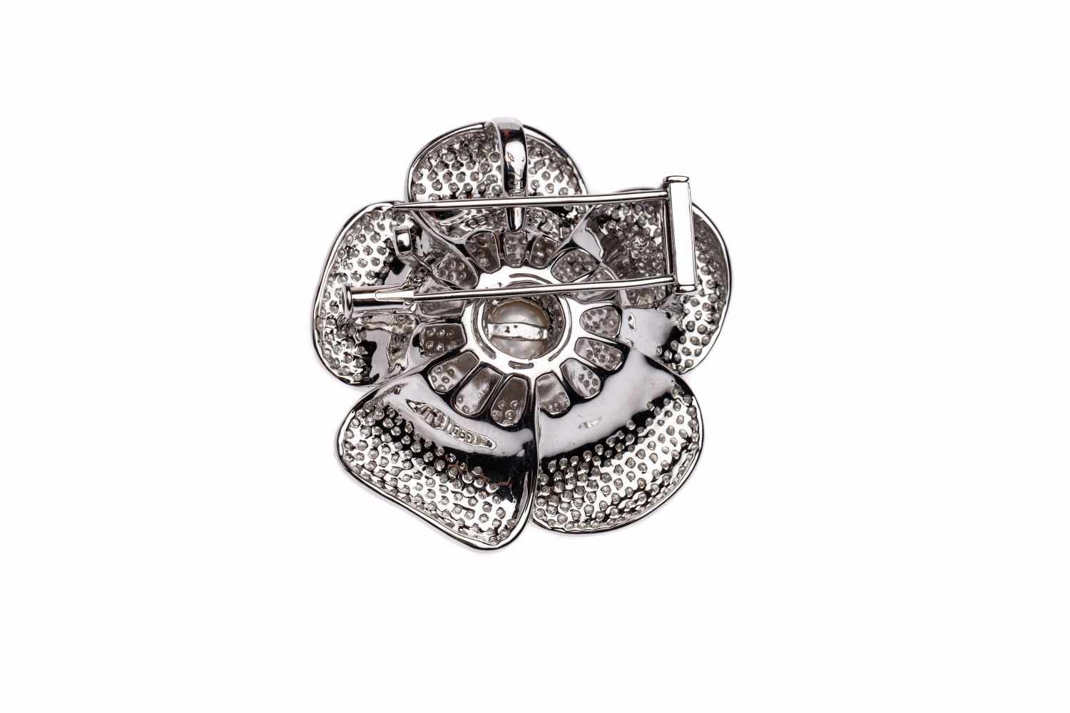 Flowers brooch18k white gold Brooch/pendant with diamonds total carat weight approx. 3.76 ct, and - Image 2 of 2