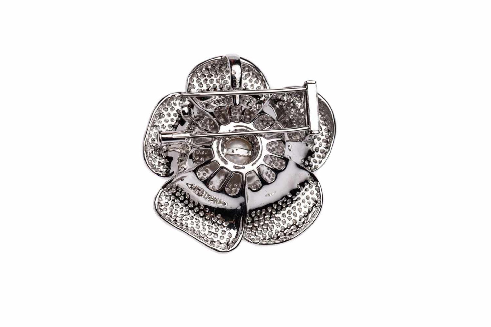 Flowers brooch18k white gold Brooch/pendant with diamonds total carat weight approx. 3.76 ct, and - Bild 2 aus 2