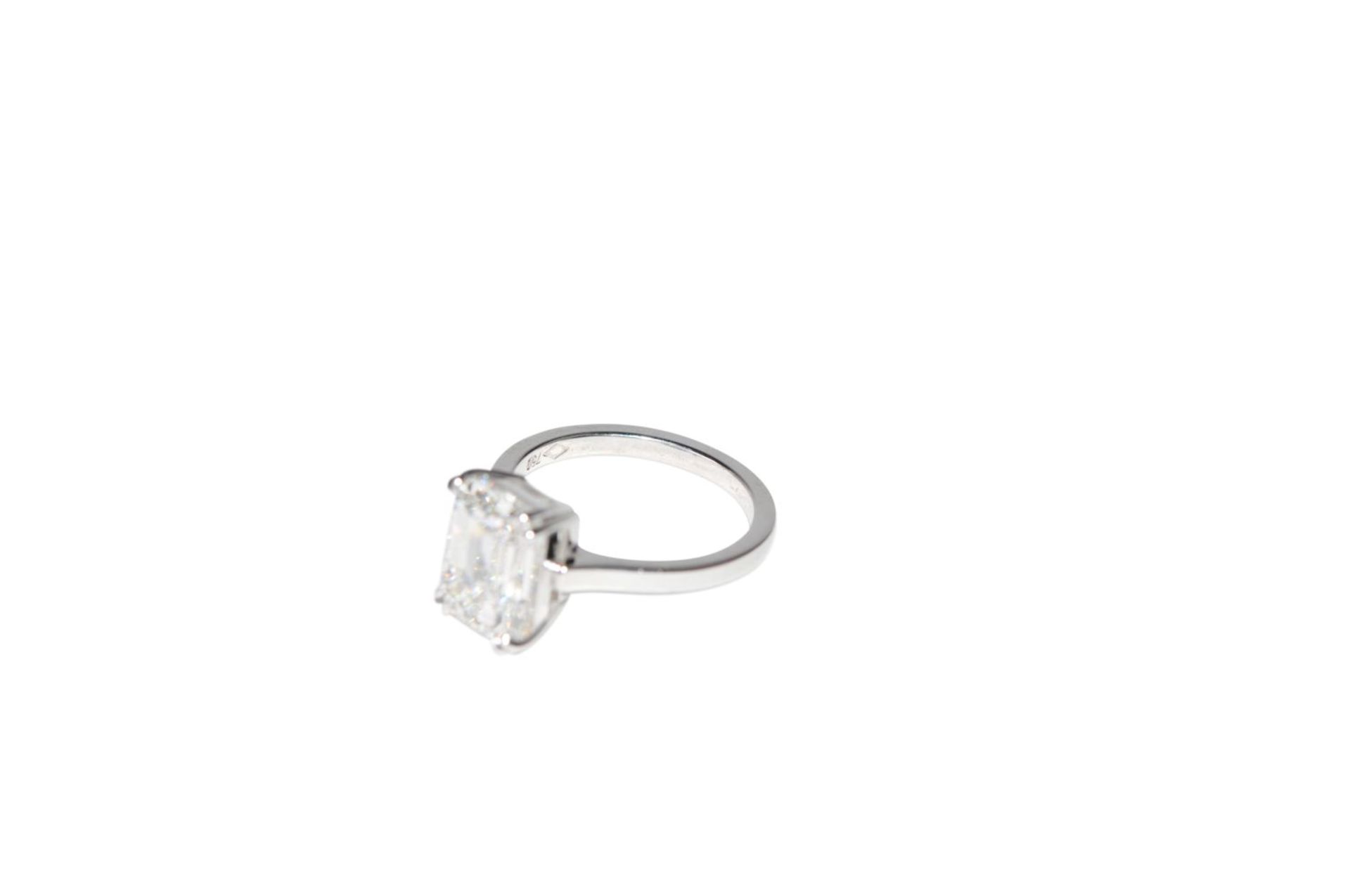 Diamond ring18 kt white gold ring with an emerald cut diamond, 5.01 ct, color G/vs2, total weight