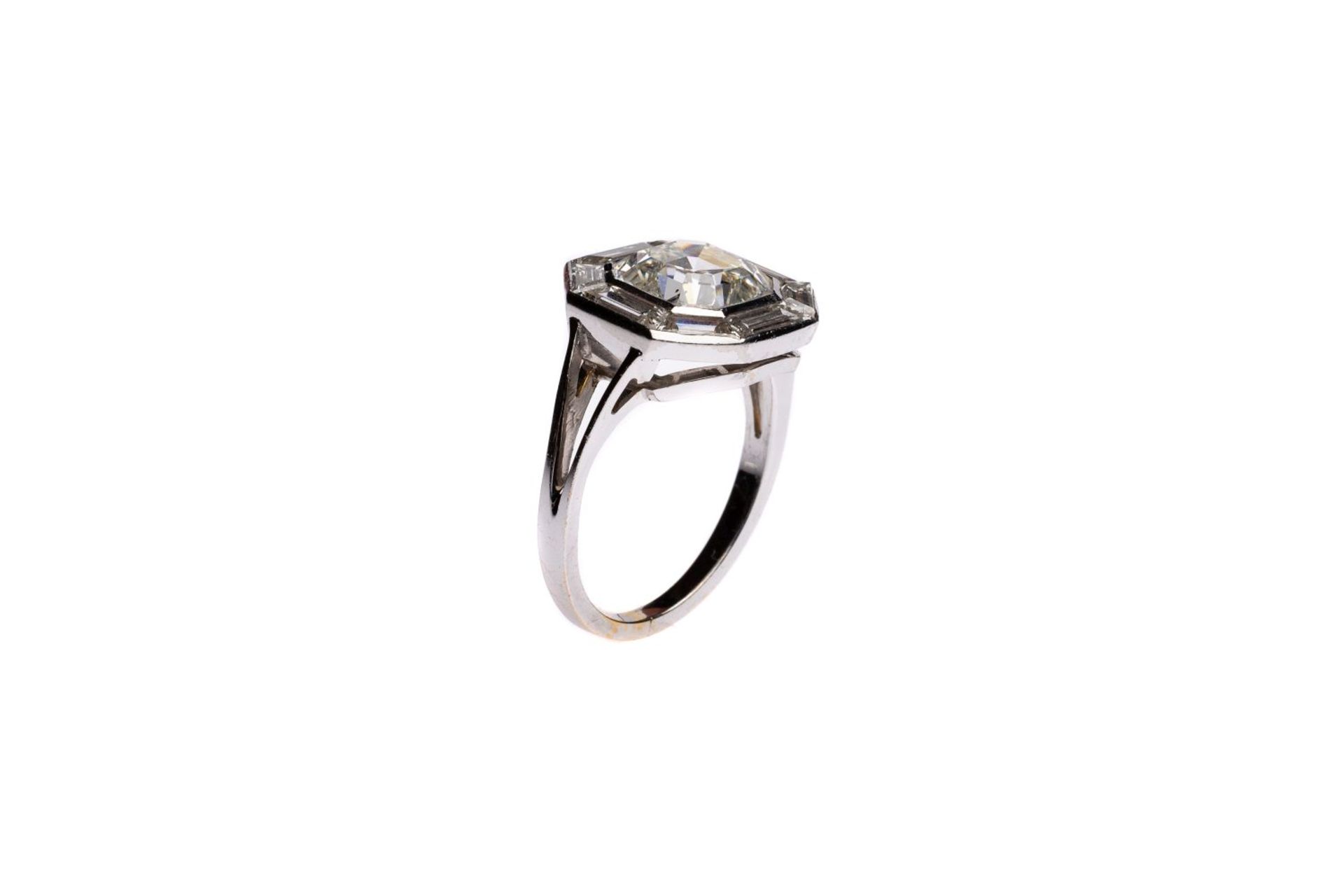 Diamond ring18kt white gold ring with an Asshercut diamond, total carat weight approx. 2.5 ct, and - Bild 4 aus 4