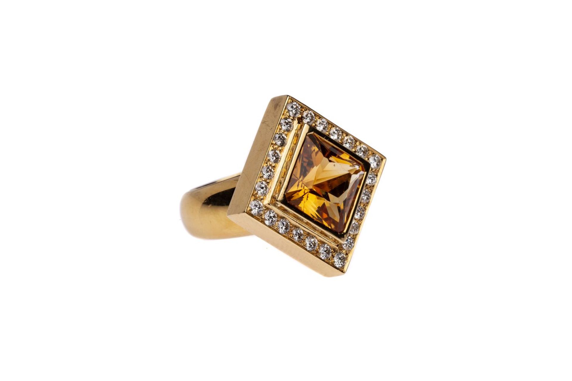 Cocktail ring18kt gold ring with brilliants total carat weight approx. 0.6 ct, and a citrin