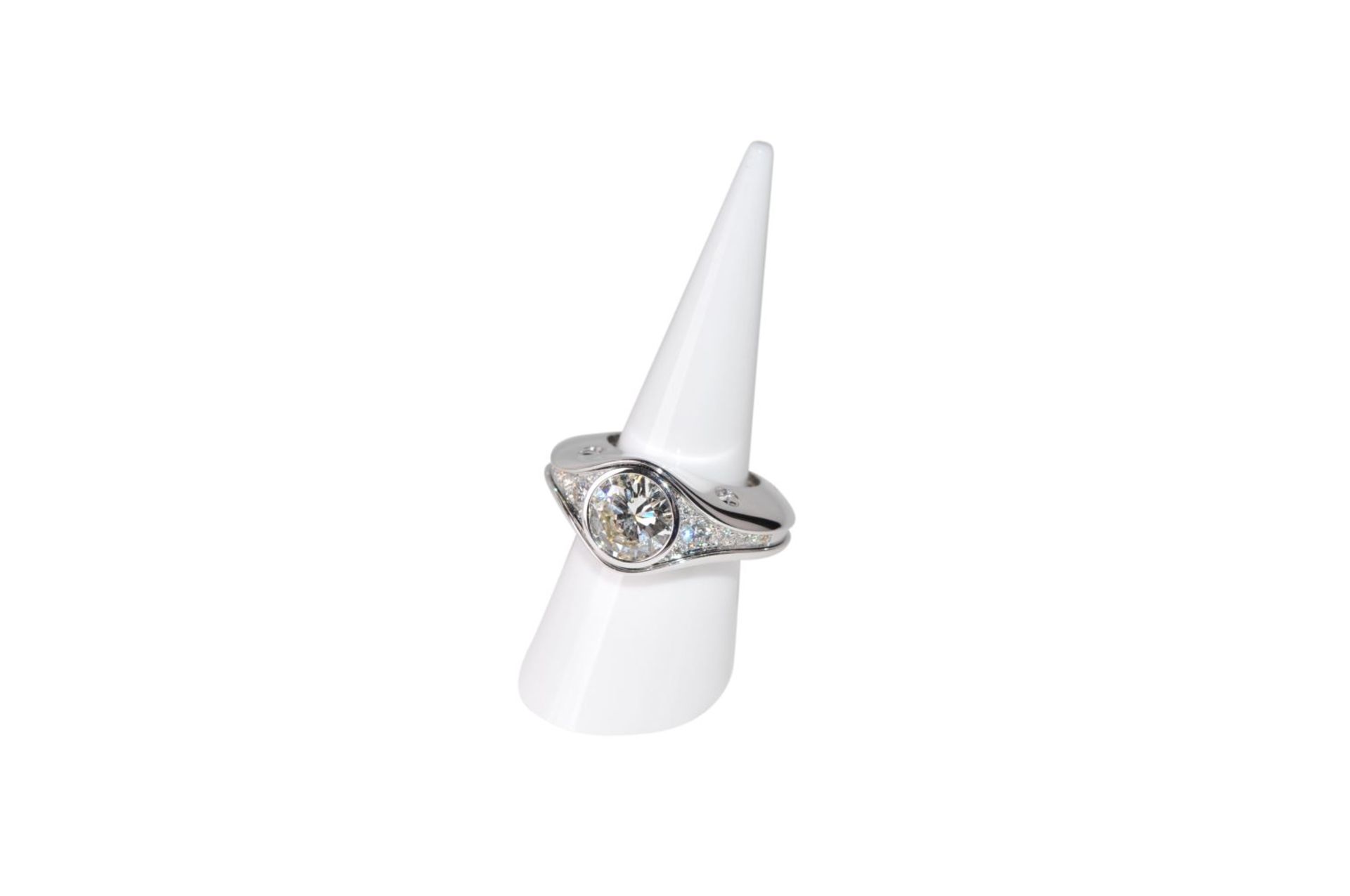 Diamond ring18kt white gold ring with a diamond approx. 5.0 ct, color J / VS1, and Brillants total