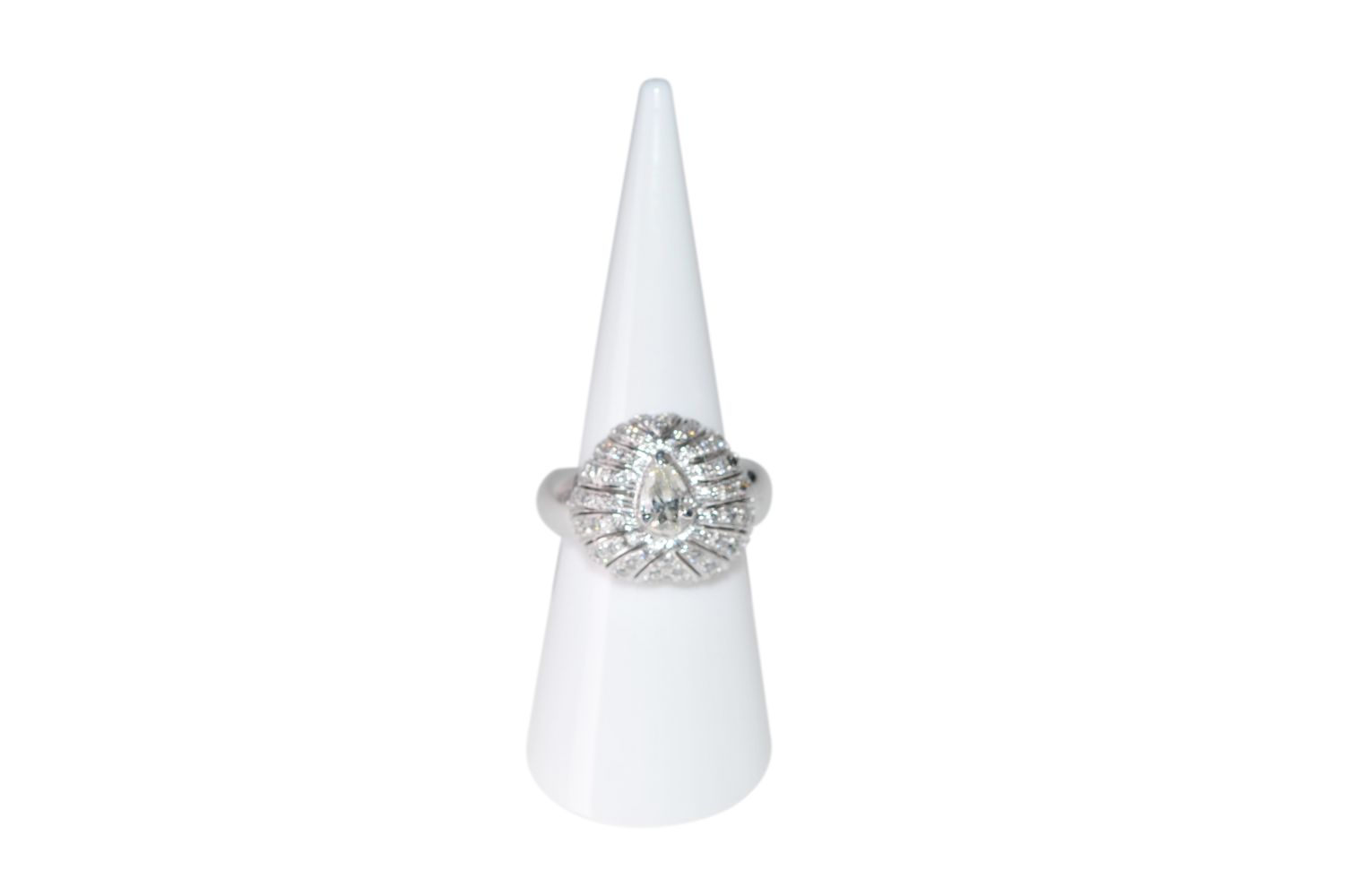 Diamond ring18Kt white gold ring with diamonds total carar weight approx. 0.69ct and a drop cut - Image 2 of 3