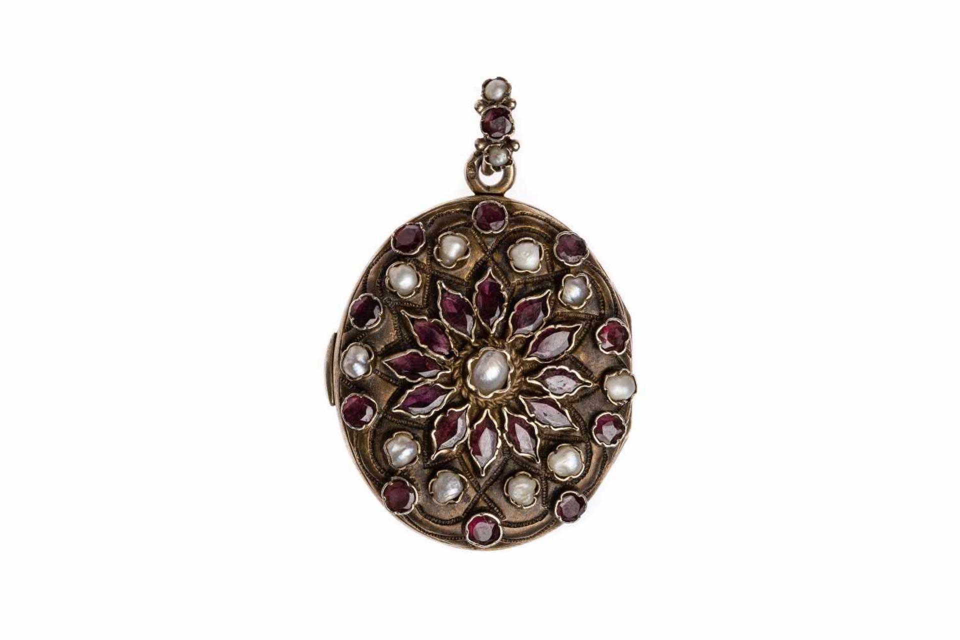 MedallionMedaillion - silver, partially gilded, with garnets and pearls, "Neorenaissance Austria-