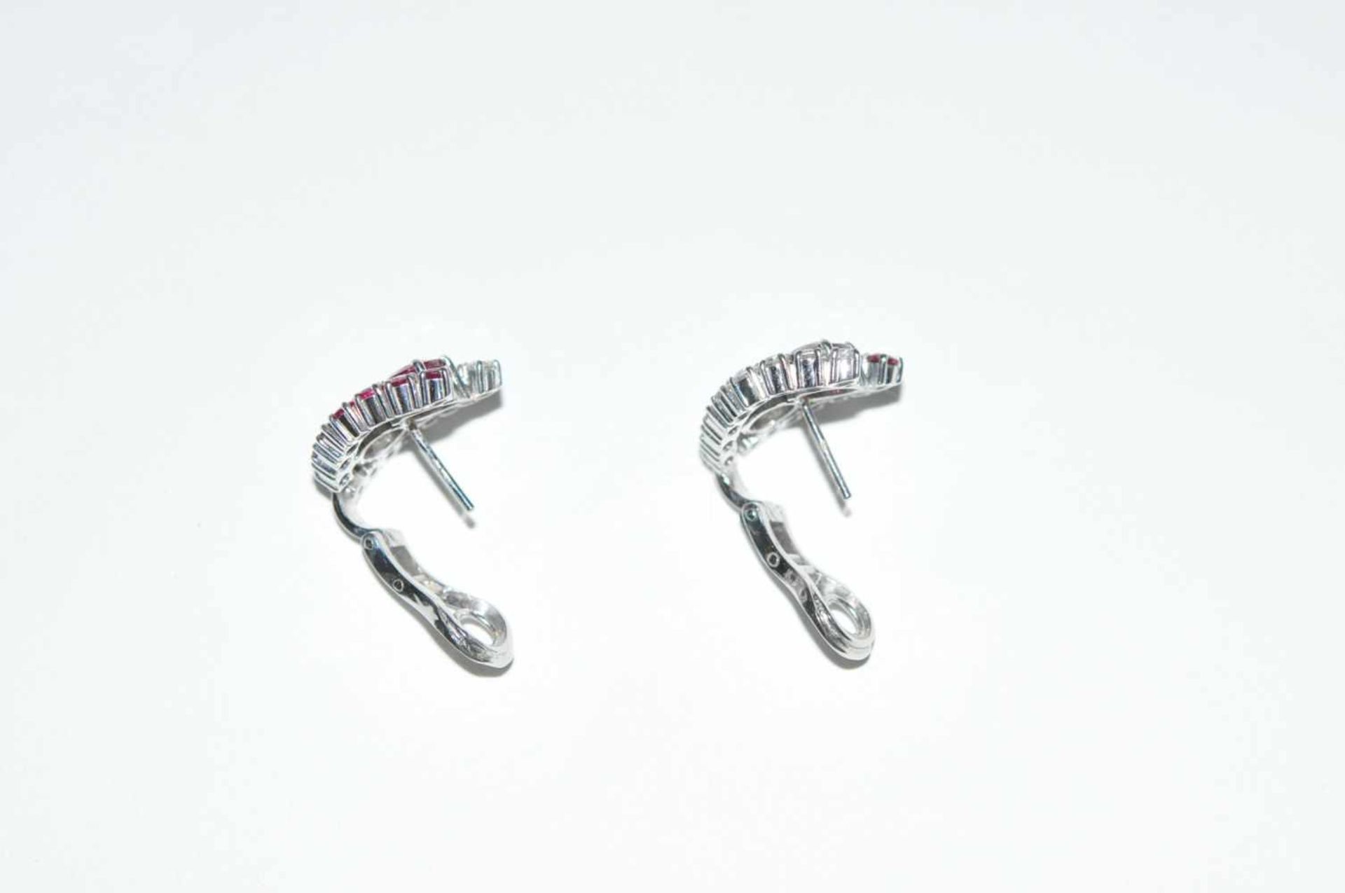 Brilliant ruby ​​ear clips14kt white gold Ear clips, each with a diamond approx. 0,8ct, and diamonds - Bild 2 aus 3