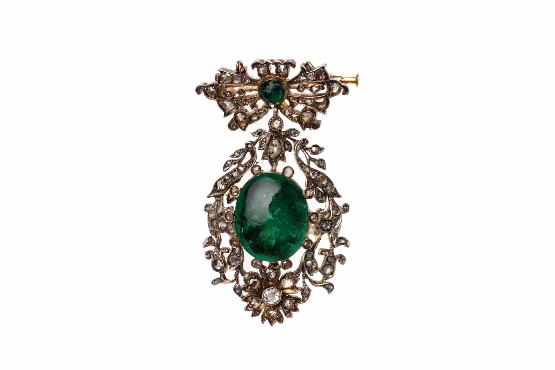 BroochBrooch, - silver, gold-plated with diamond diamonds, approx. 3.3ct and a cabochon-cut emerald,