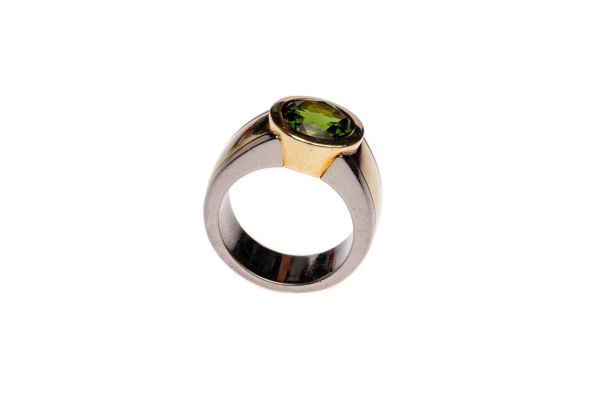 Cocktail ring18kt yellow and white gold ring with a peridot approx. 2.5 ct, total weight 19,8 g,