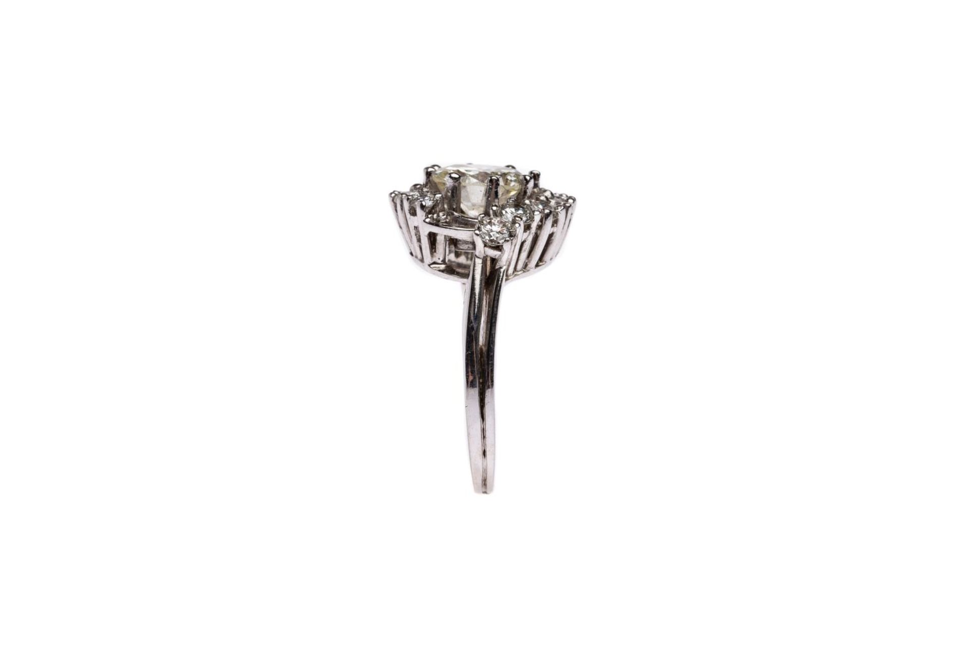 Diamond ring18kt white gold ring with a brilliant approx. 1.2 ct, and brilliants total carat - Bild 4 aus 6