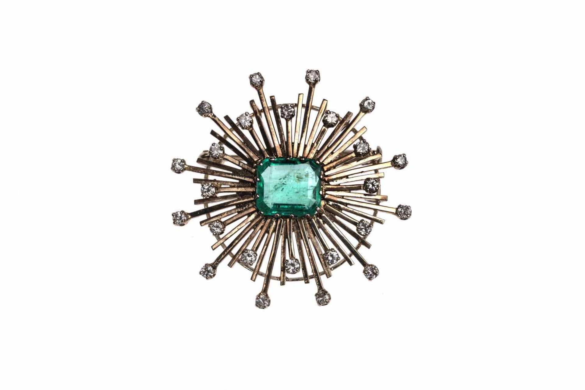 Brooch14k white gold Brooch, with brilliants total carat weight approx. 0.5 ct, and an emerald 9 x 7