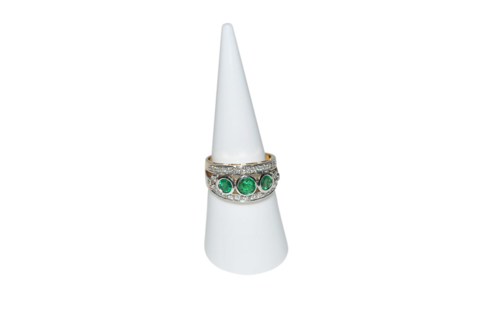 Brilliant ring with emerald18Kt gold ring with diamonds, approx. 0.65ct and emeralds, approx. 0.