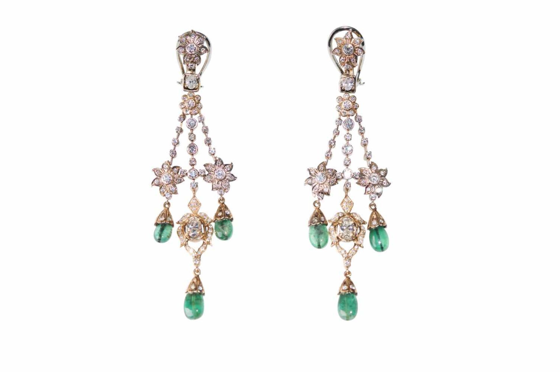 Brilliant emerald ear clips18Kt pink gold ear clips with diamonds total carat weight approx. 3,2ct