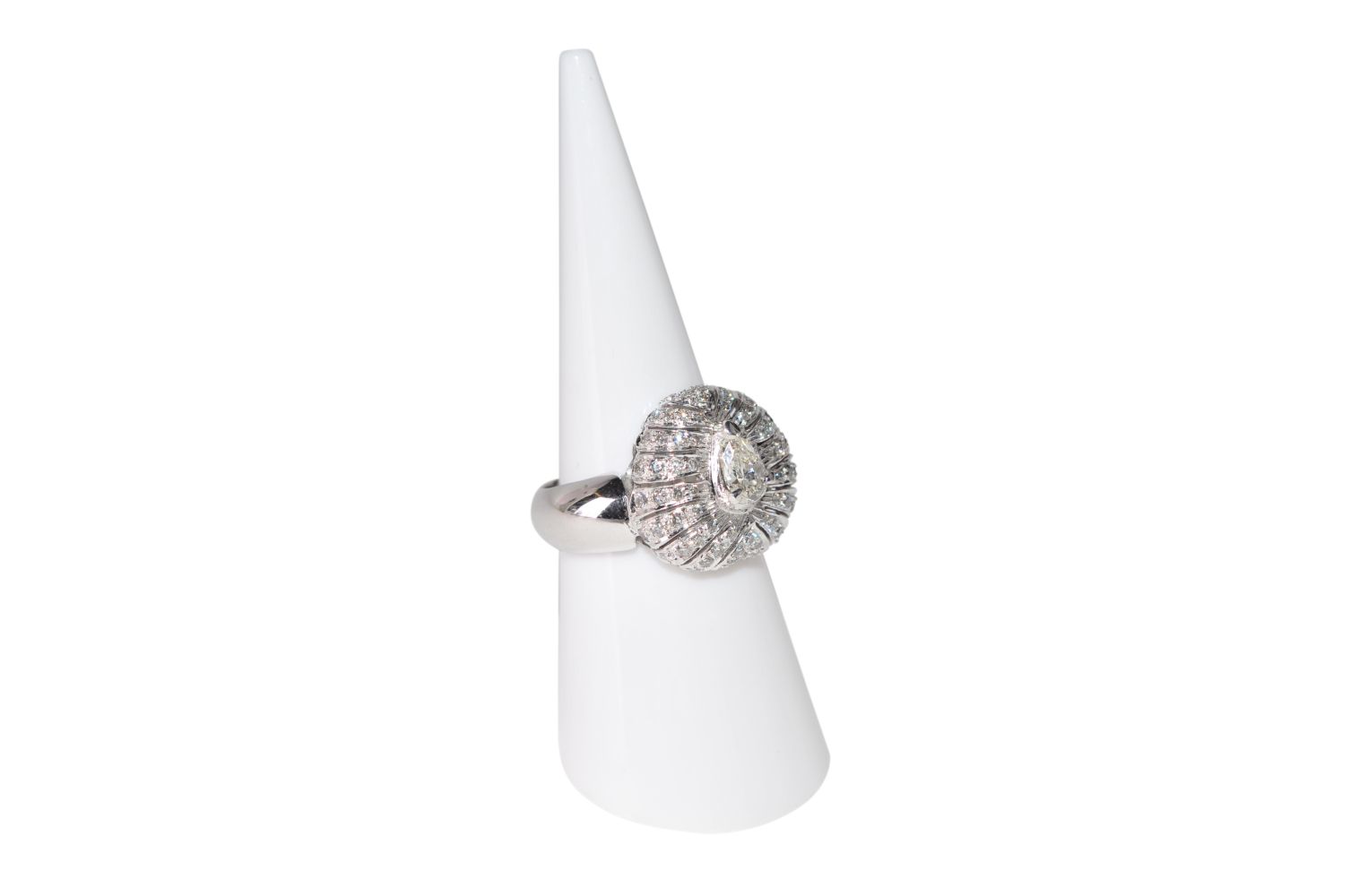 Diamond ring18Kt white gold ring with diamonds total carar weight approx. 0.69ct and a drop cut