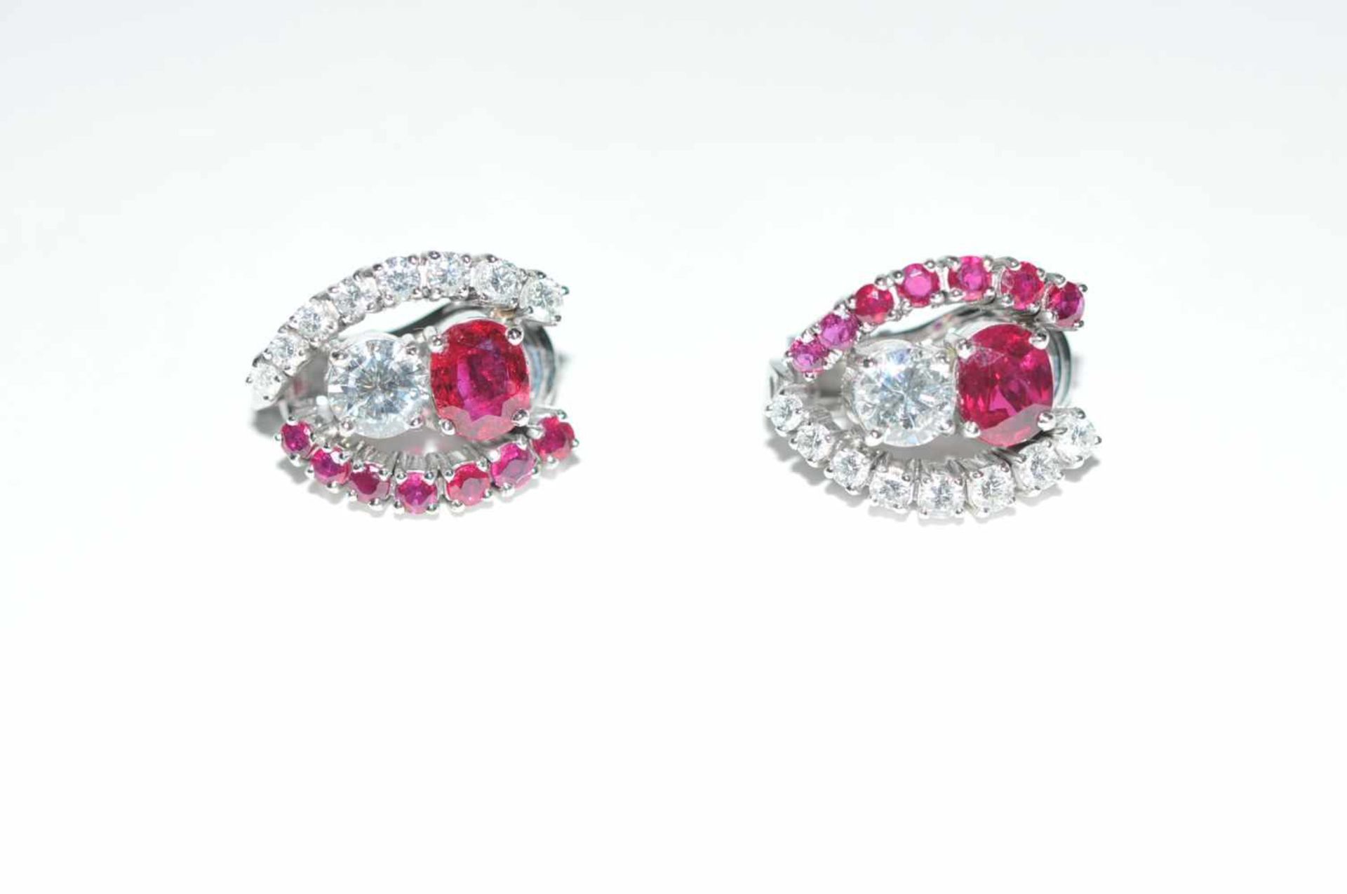 Brilliant ruby ​​ear clips14kt white gold Ear clips, each with a diamond approx. 0,8ct, and diamonds