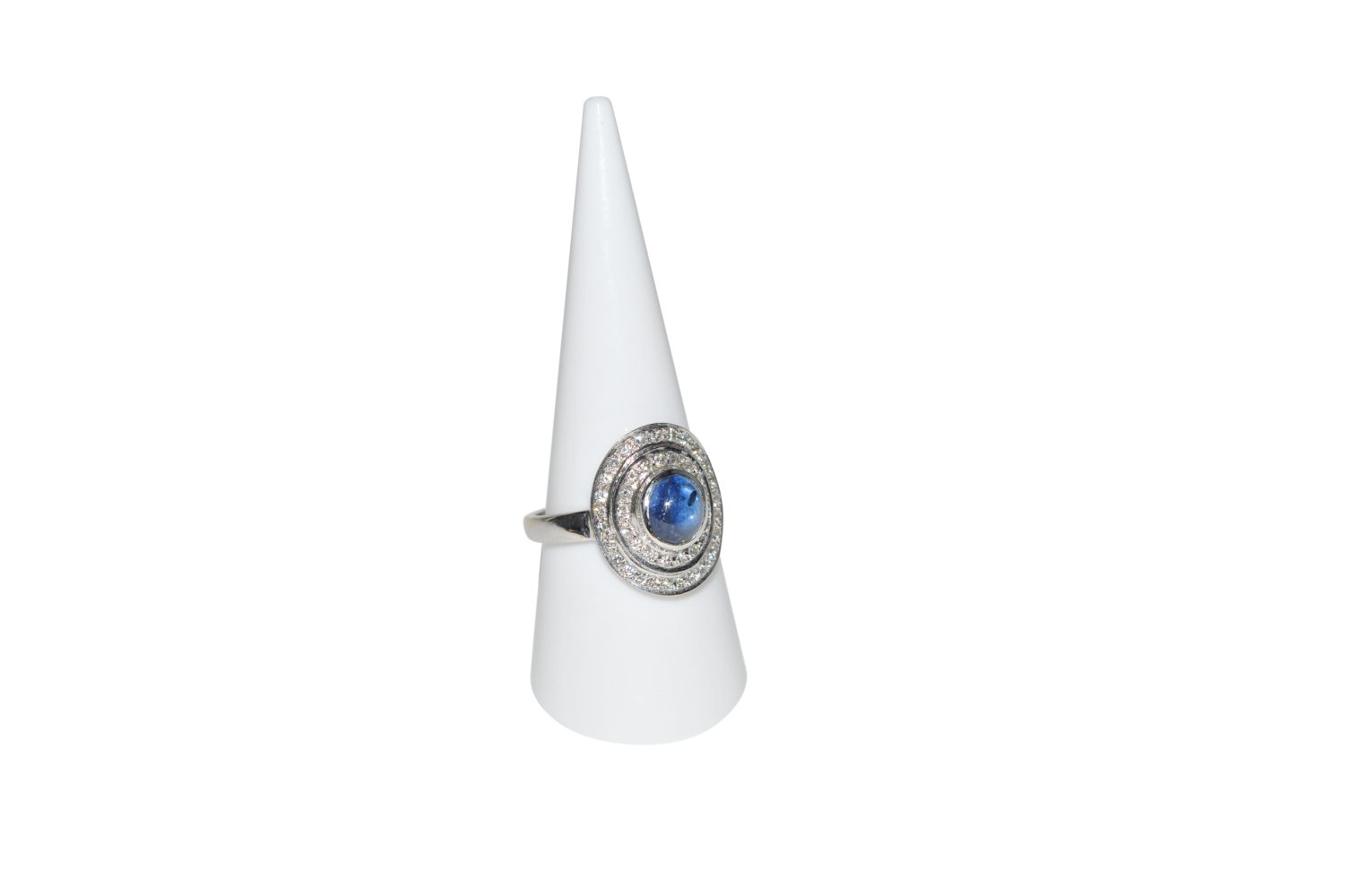 Brilliant ring with sapphire18Kt white gold ring with diamonds total carat weight approx. 0.8ct