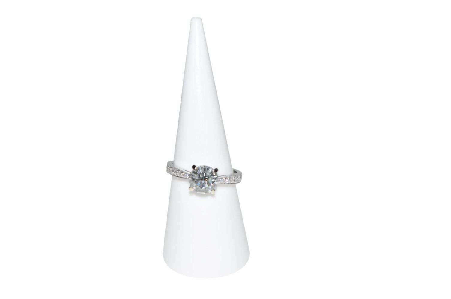 Brilliant solitaire, 1.25ct18kt white gold ring with a diamond approx. 1.25 ct, and brilliants total