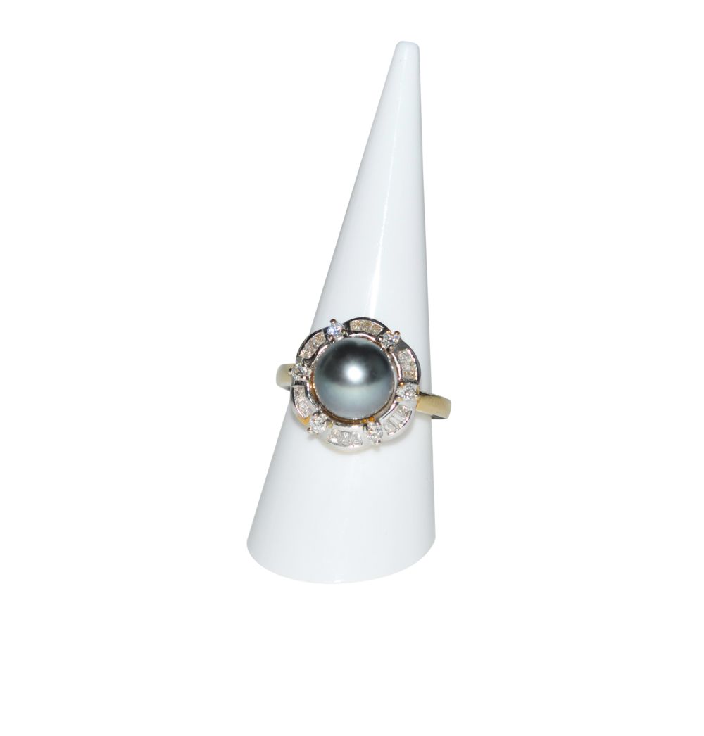 Brilliant ring with South Sea pearl18Kt gold ring with diamonds total carat weight approx. 0.7ct and